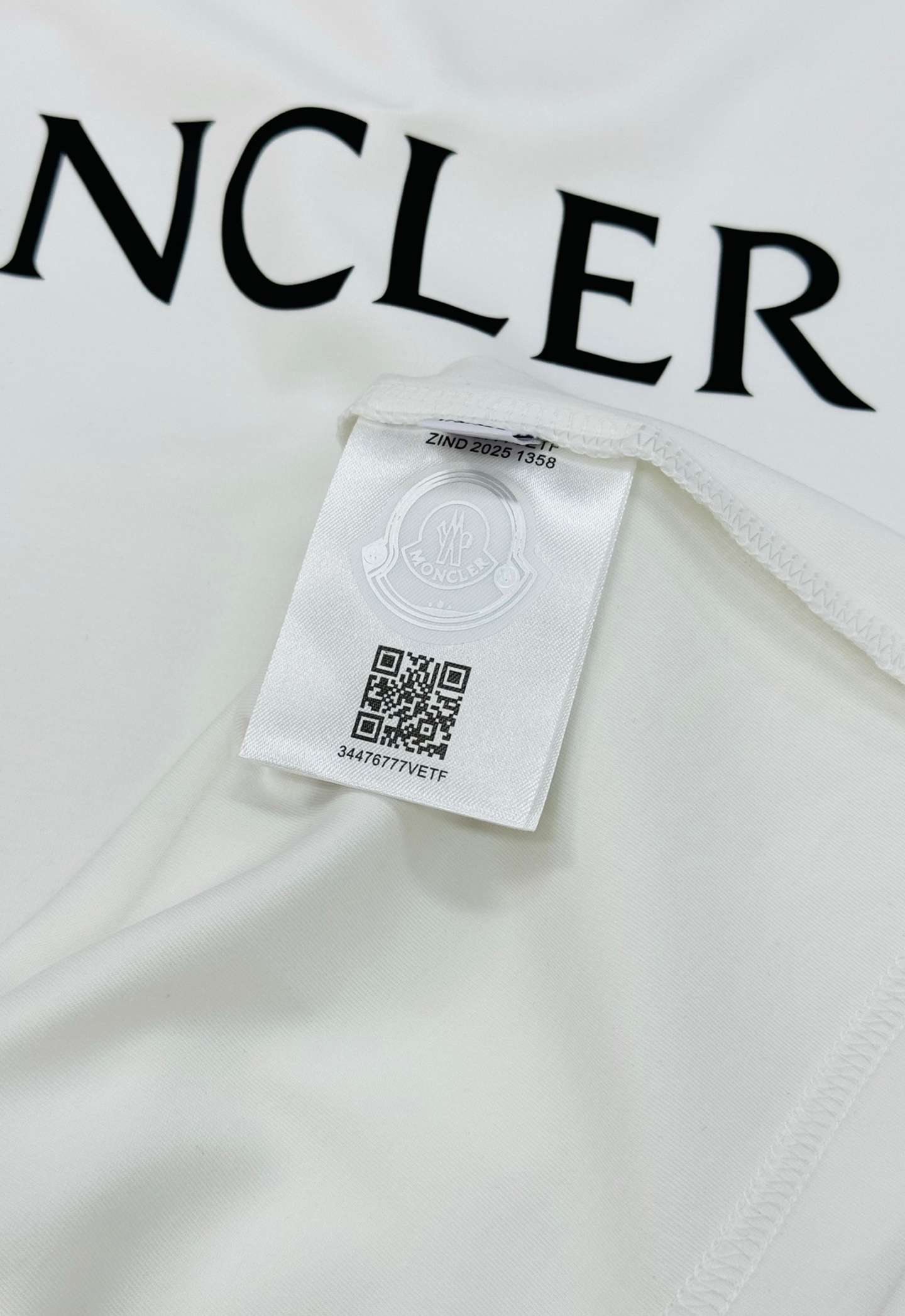 Moncler蒙口25s新款莫代尔长袖T恤❤️品牌字母logo印花设计.涂鸦造型.呈现特别之处.袖口位置