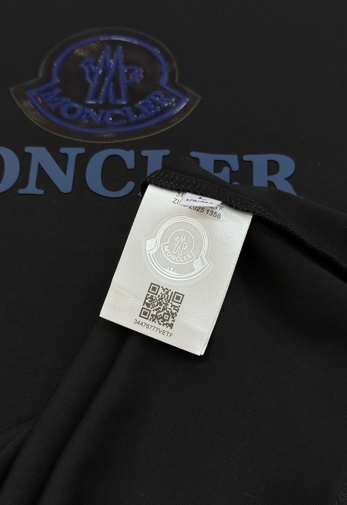 Moncler蒙口25s新款莫代尔长袖T恤❤️正面蓝色Moncler徽标+品牌字母，简约又有辨识度计。圆