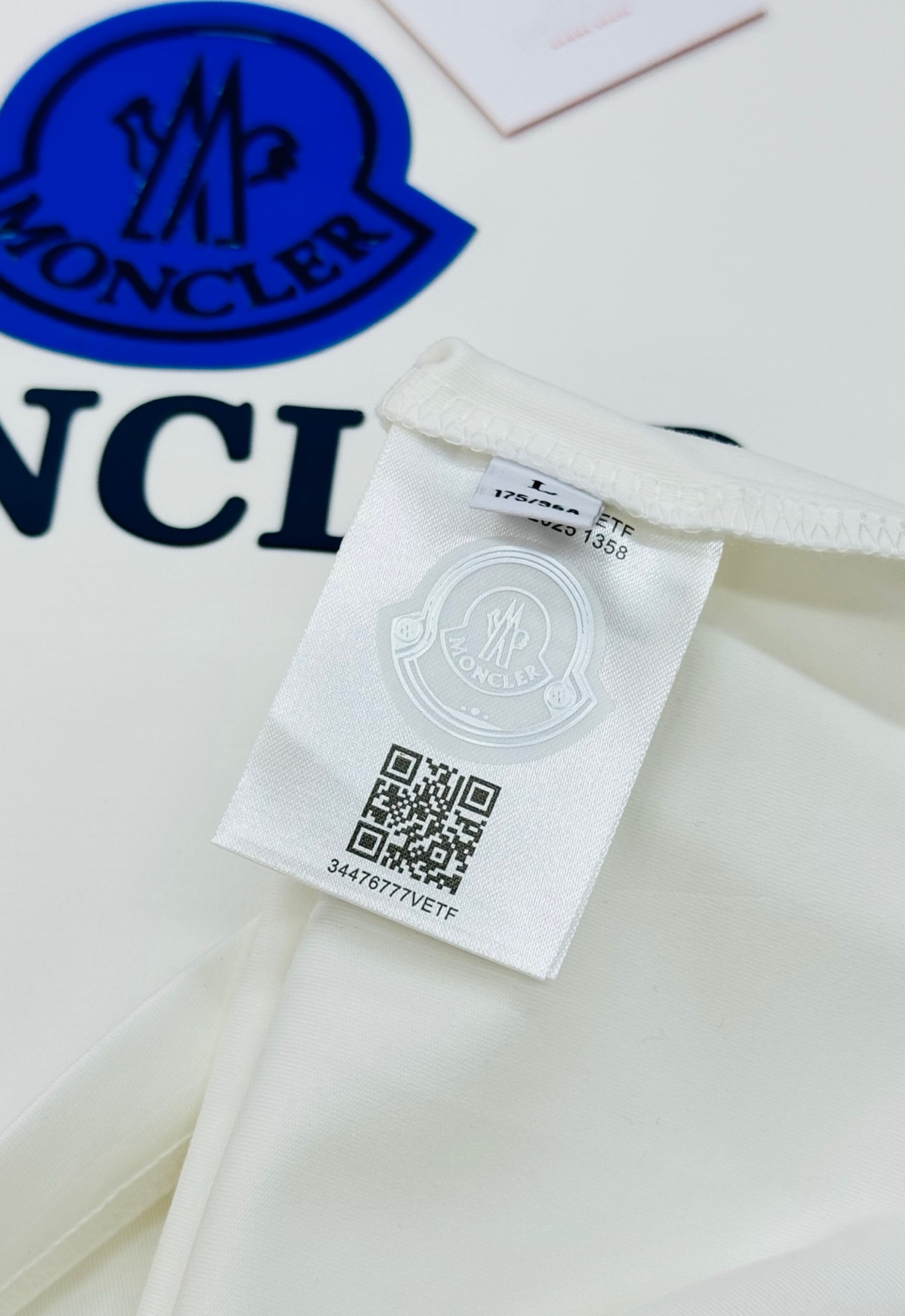 Moncler蒙口25s新款莫代尔长袖T恤❤️正面蓝色Moncler徽标+品牌字母，简约又有辨识度计。圆