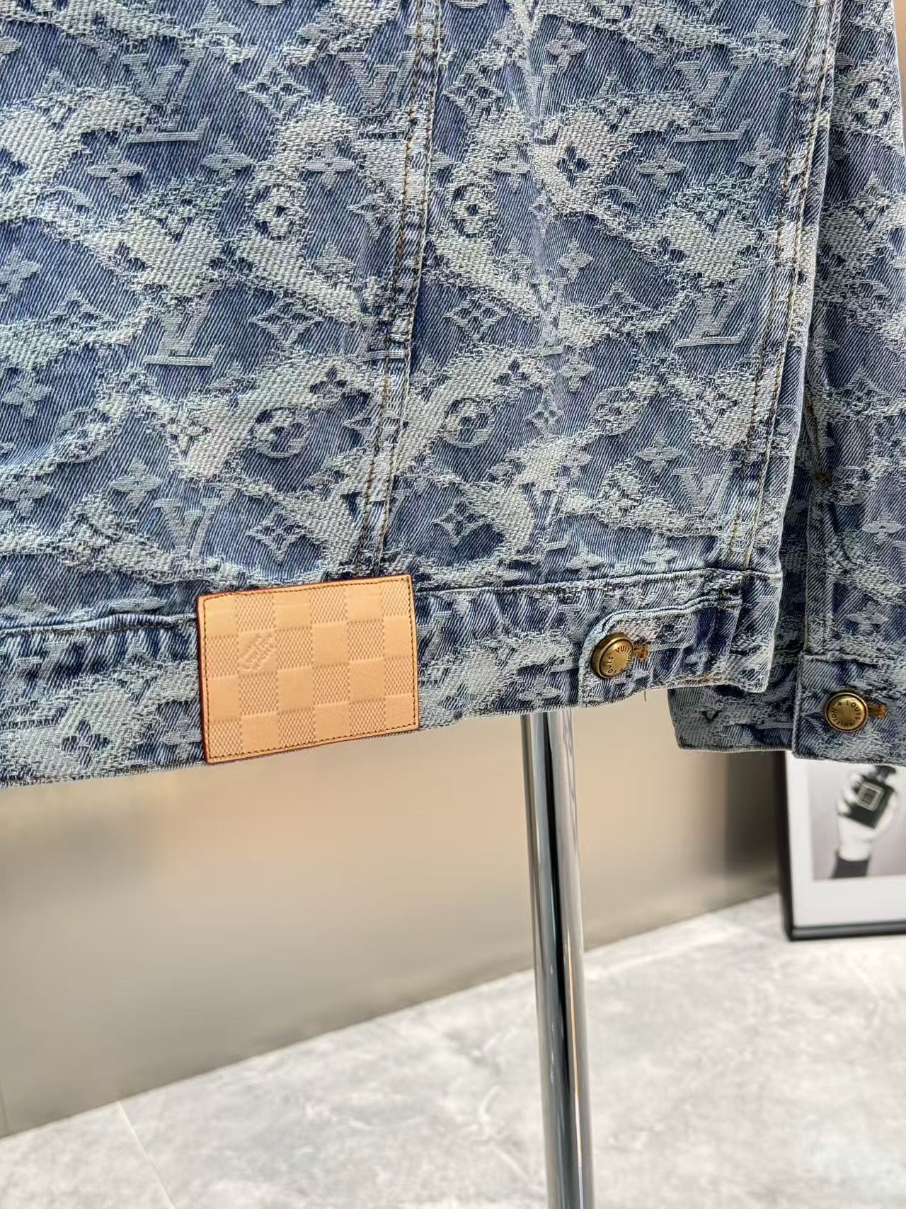 路易威登蓝白花卉牛仔外套🆕驴牌2026早春系列蓝白花卉牛仔外套，经典Monogram花卉提花设计，辨识度