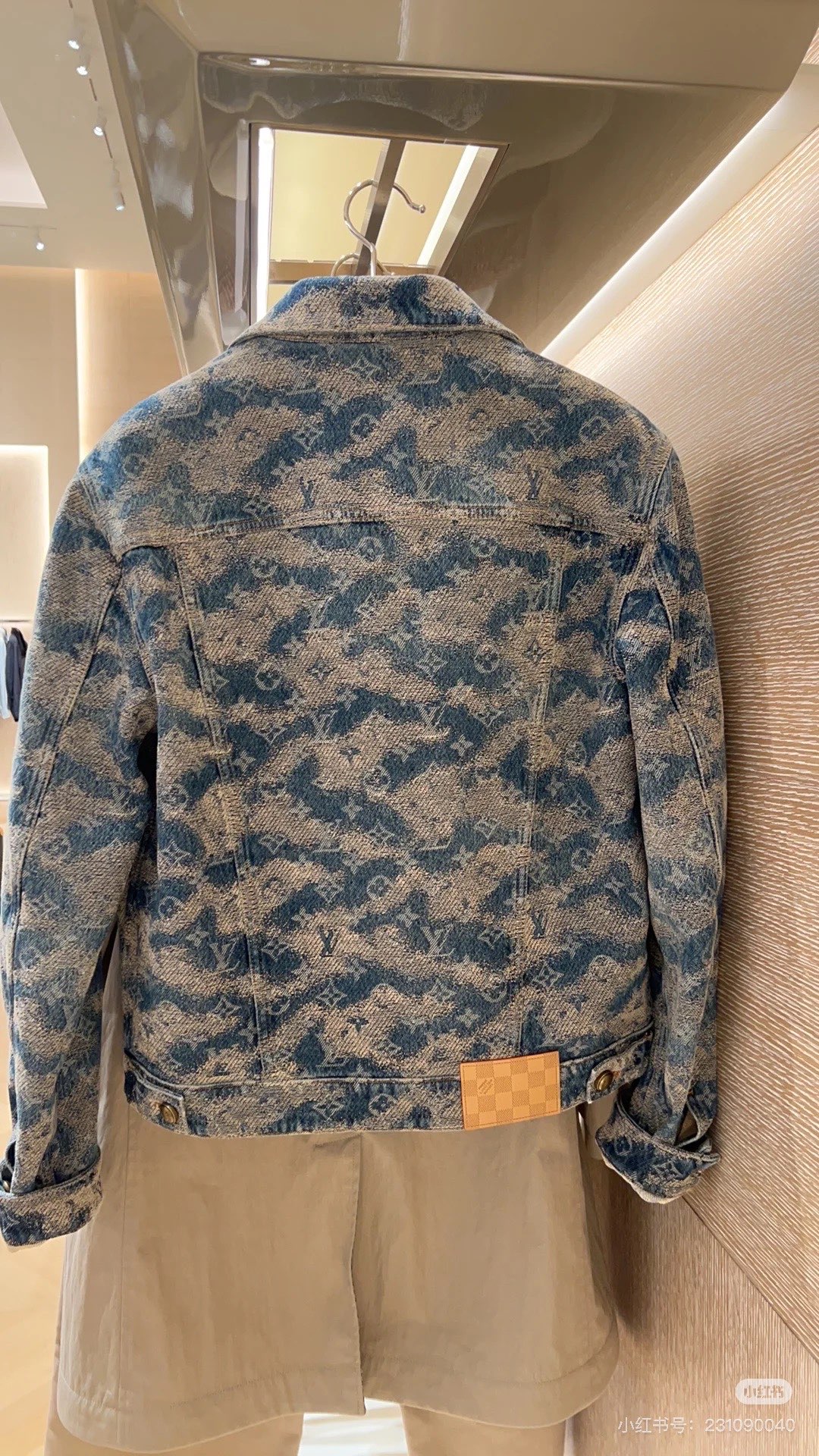 路易威登蓝白花卉牛仔外套🆕驴牌2026早春系列蓝白花卉牛仔外套，经典Monogram花卉提花设计，辨识度