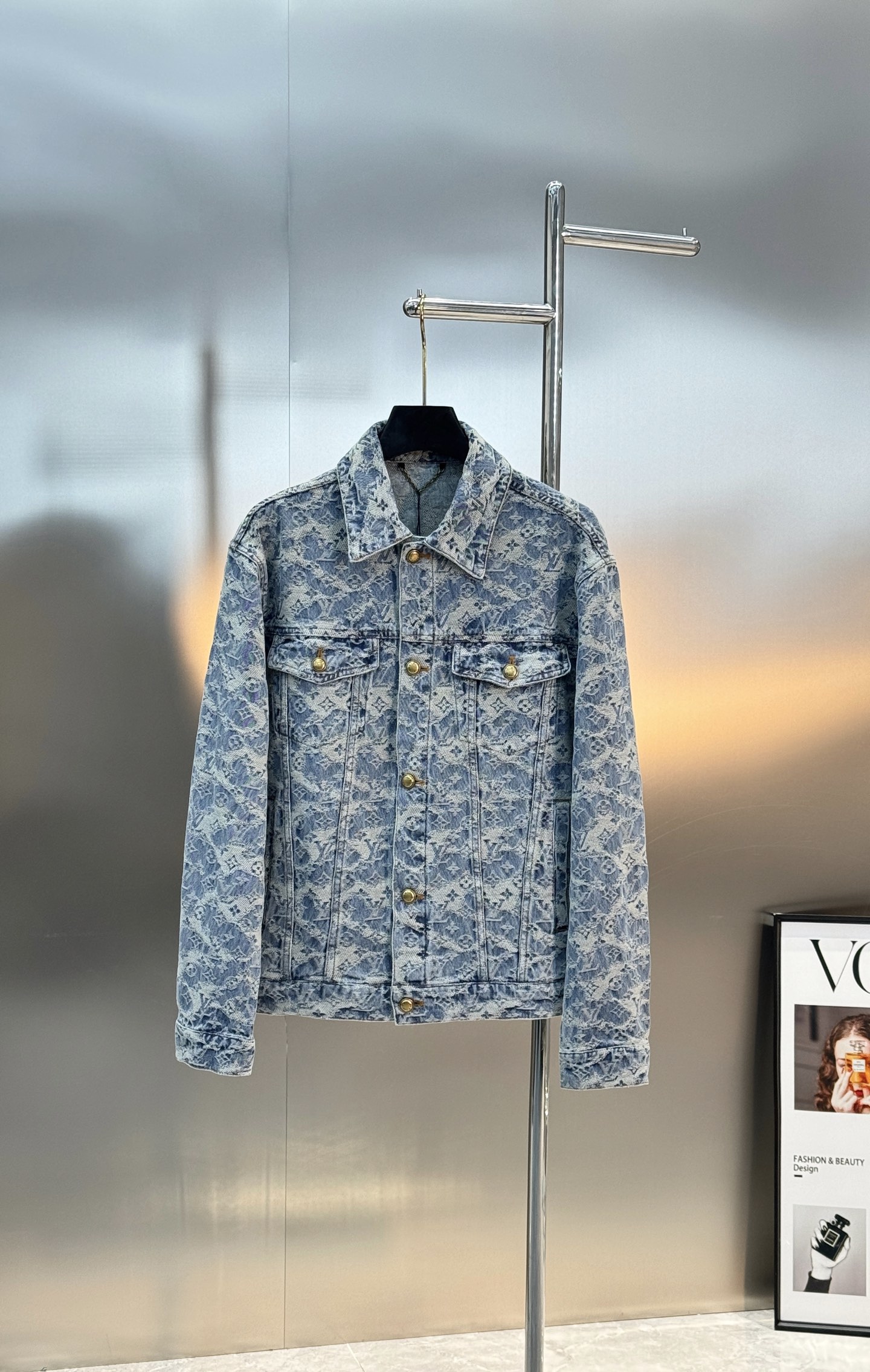 路易威登蓝白花卉牛仔外套🆕驴牌2026早春系列蓝白花卉牛仔外套，经典Monogram花卉提花设计，辨识度