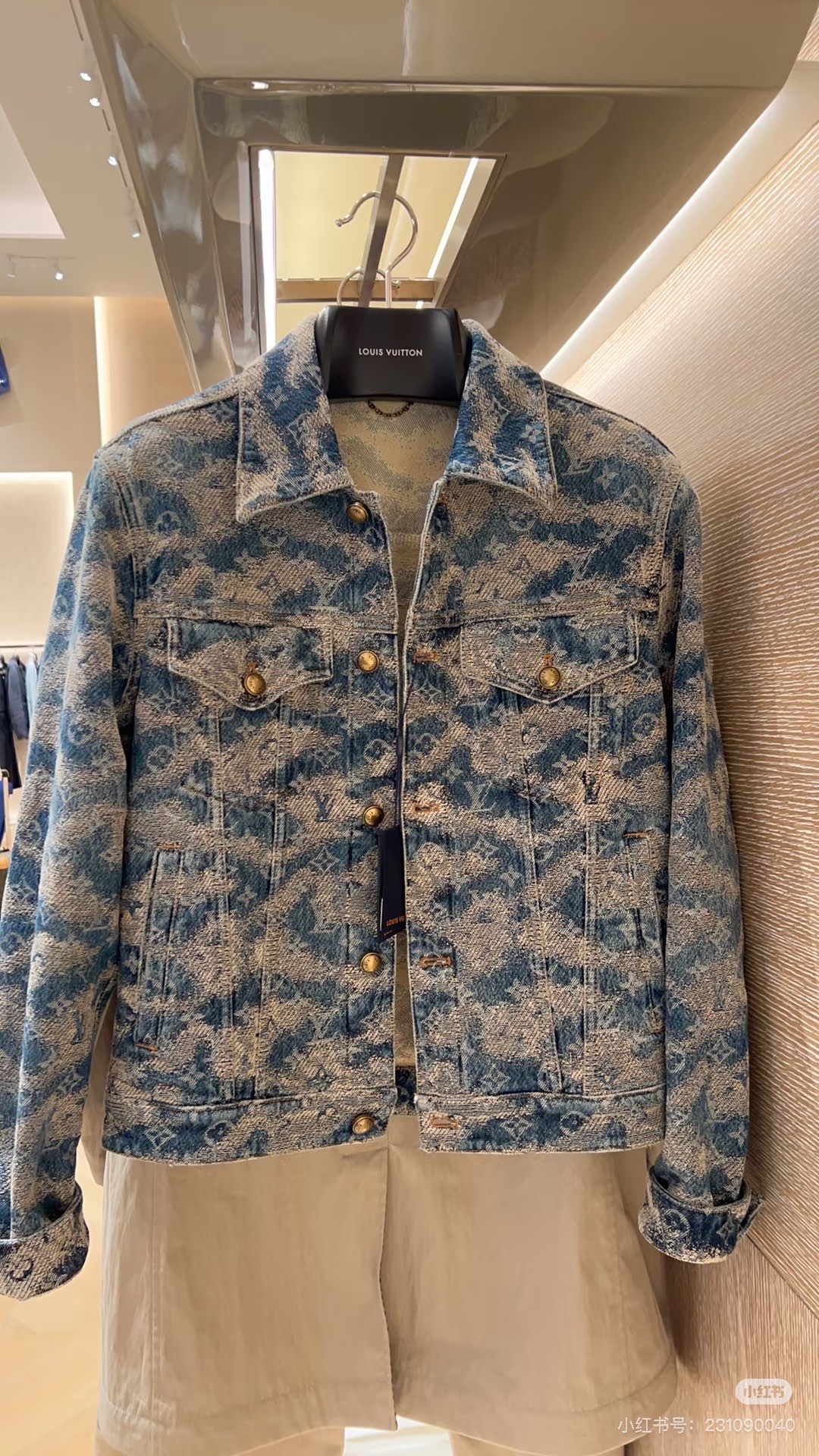 路易威登蓝白花卉牛仔外套🆕驴牌2026早春系列蓝白花卉牛仔外套，经典Monogram花卉提花设计，辨识度