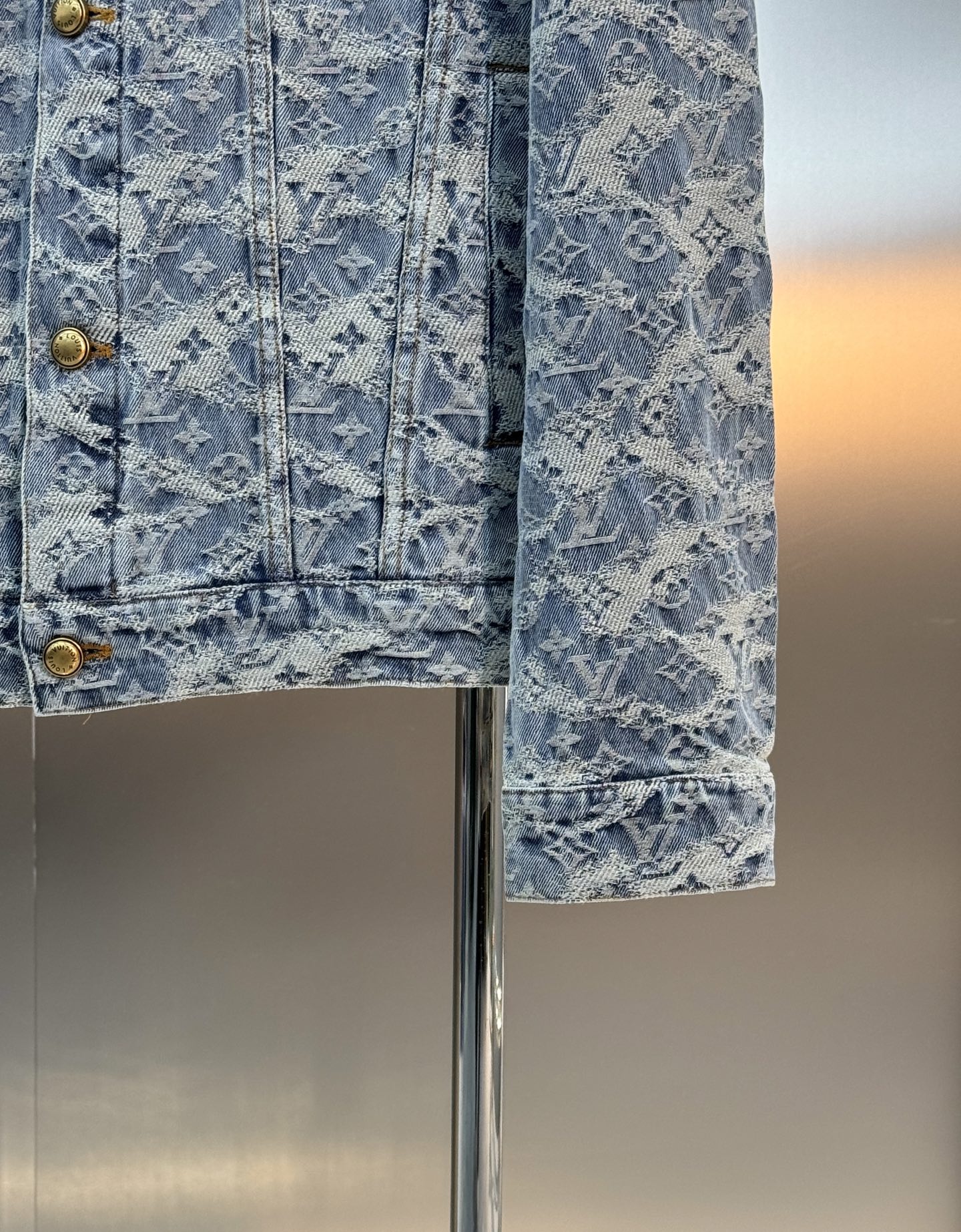 路易威登蓝白花卉牛仔外套🆕驴牌2026早春系列蓝白花卉牛仔外套，经典Monogram花卉提花设计，辨识度