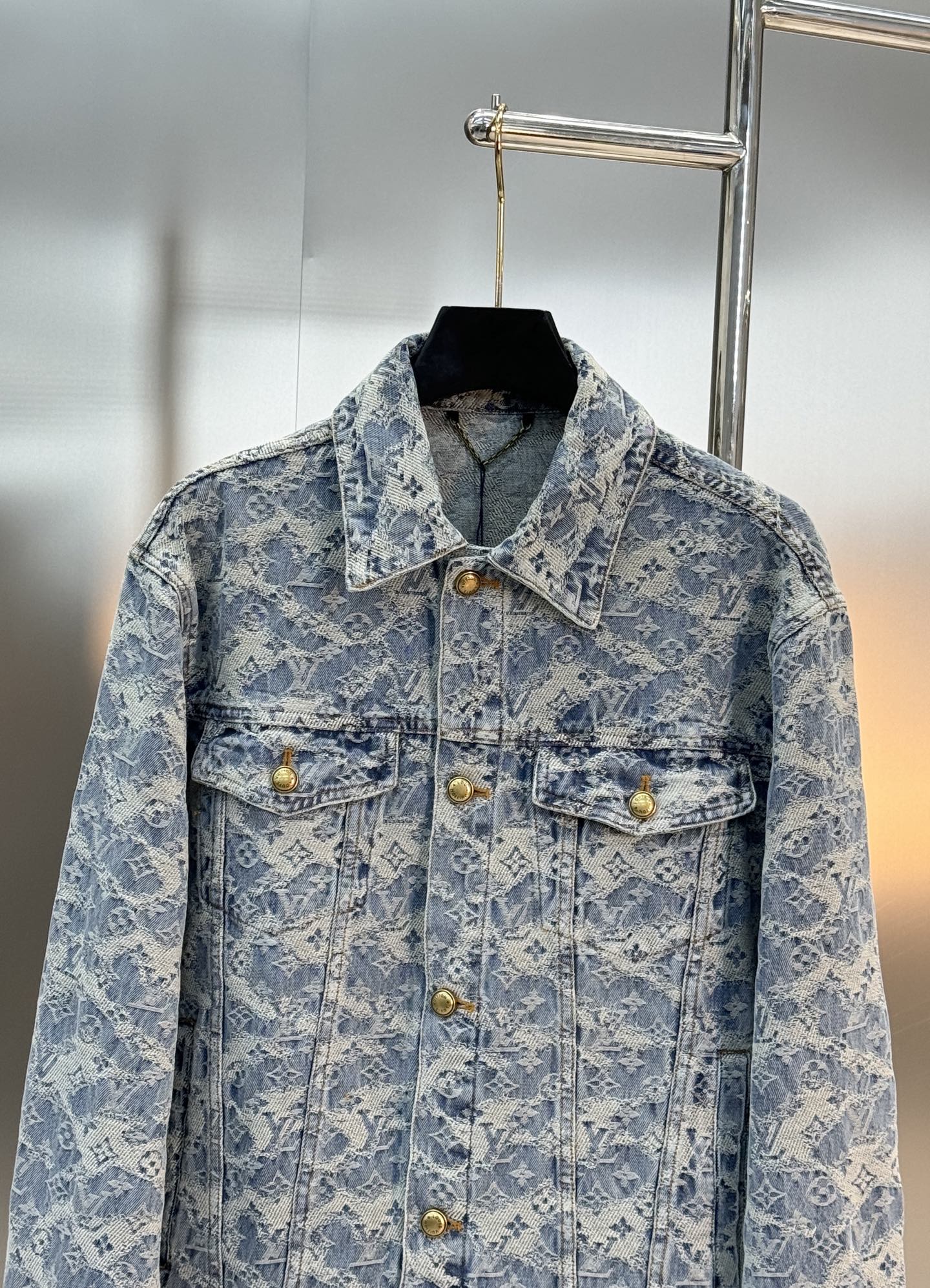 路易威登蓝白花卉牛仔外套🆕驴牌2026早春系列蓝白花卉牛仔外套，经典Monogram花卉提花设计，辨识度
