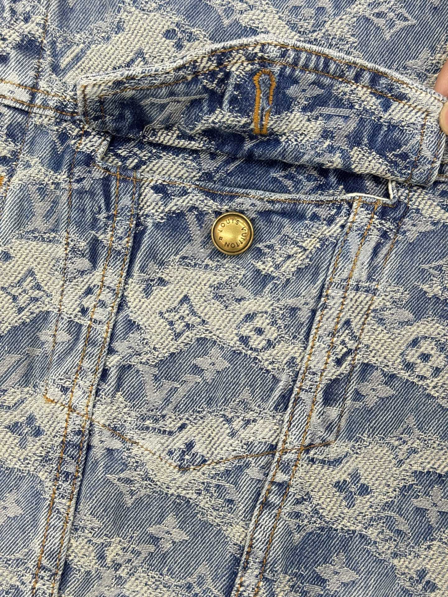 路易威登蓝白花卉牛仔外套🆕驴牌2026早春系列蓝白花卉牛仔外套，经典Monogram花卉提花设计，辨识度