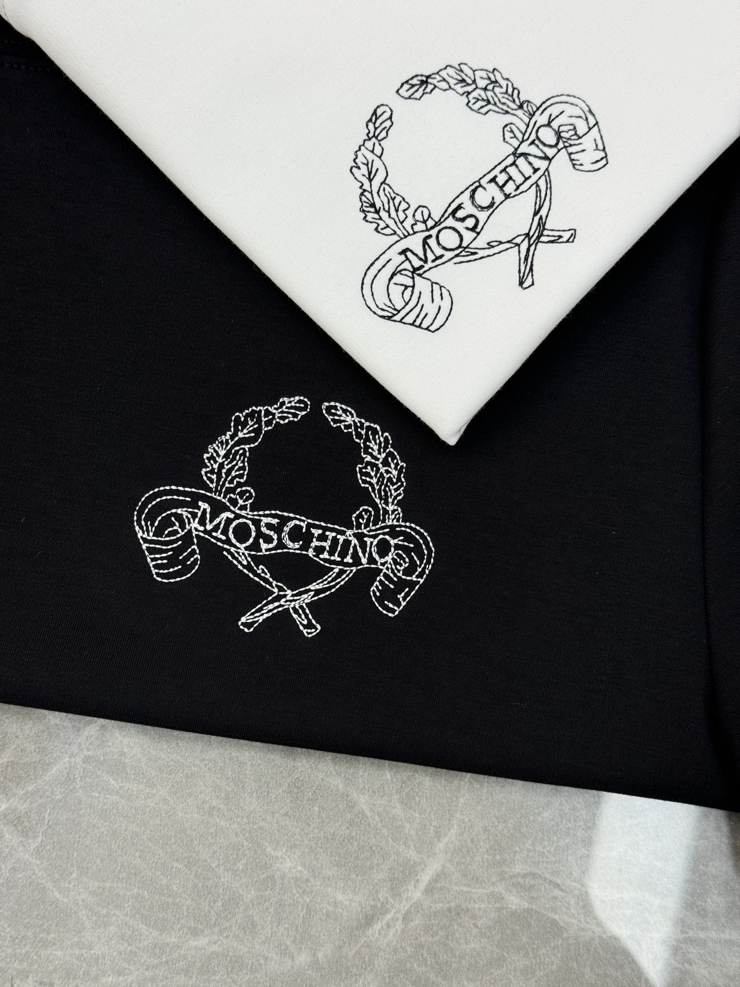 Monschino莫斯奇诺莫法尔新款短袖T恤.小红书同款～胸前精致品牌字母图形绣花.3D🪡刺绣品质超好！