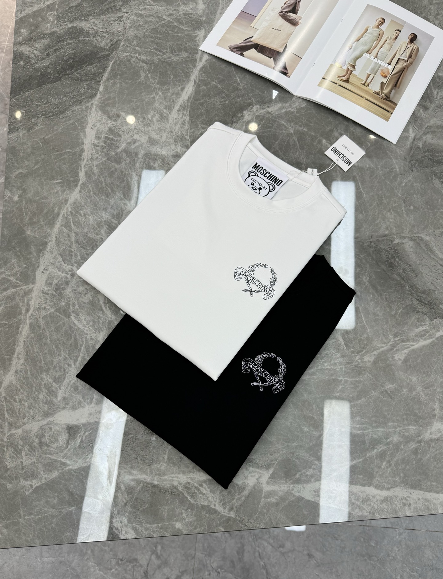 Monschino莫斯奇诺莫法尔新款短袖T恤.小红书同款～胸前精致品牌字母图形绣花.3D🪡刺绣品质超好！