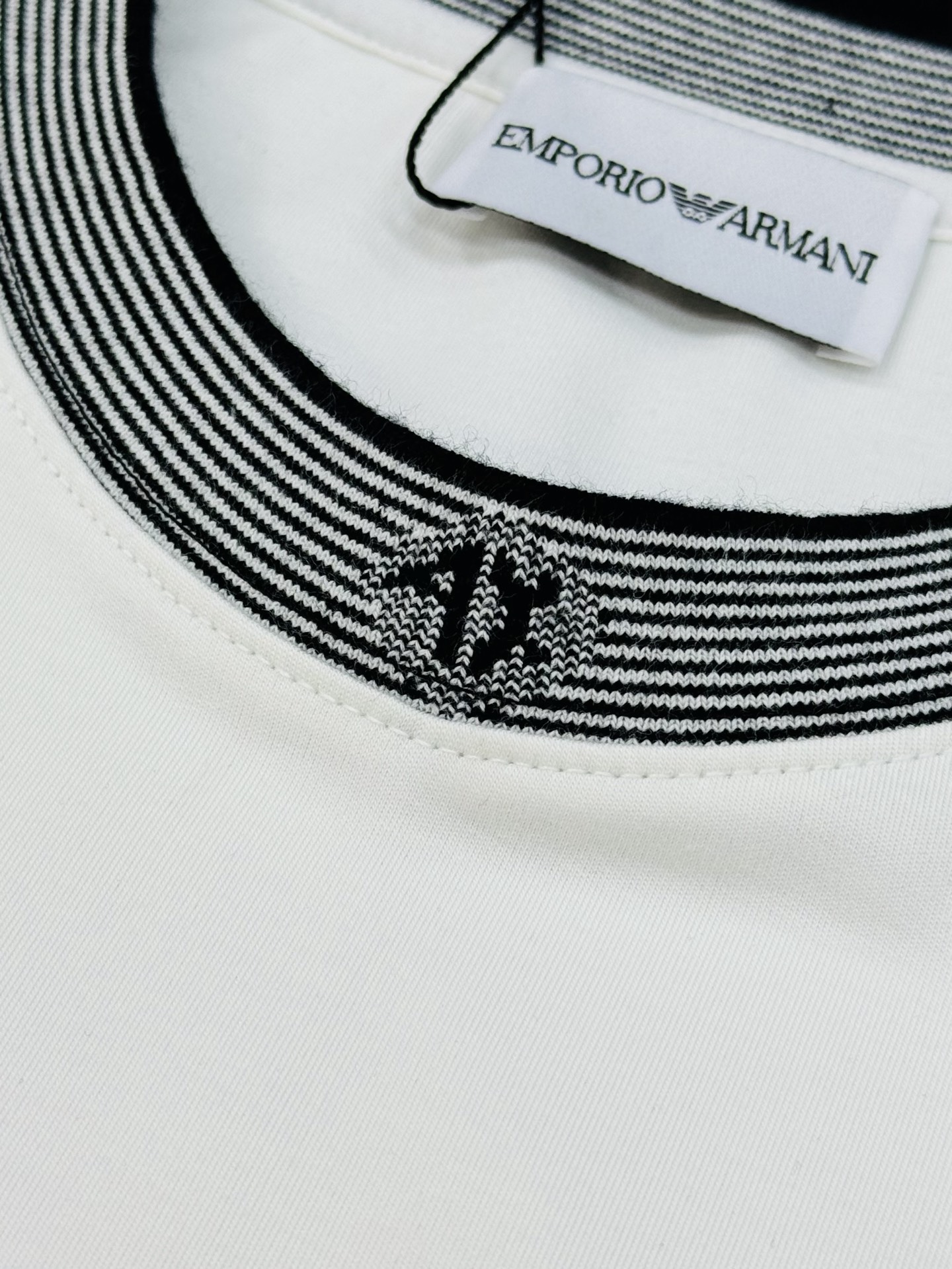 ARMAN*阿玛尼新品男士圆领短袖.莫代尔加厚款！领口订织设计.搭载烫画Ax-LOGO.提花工艺呈现Ax