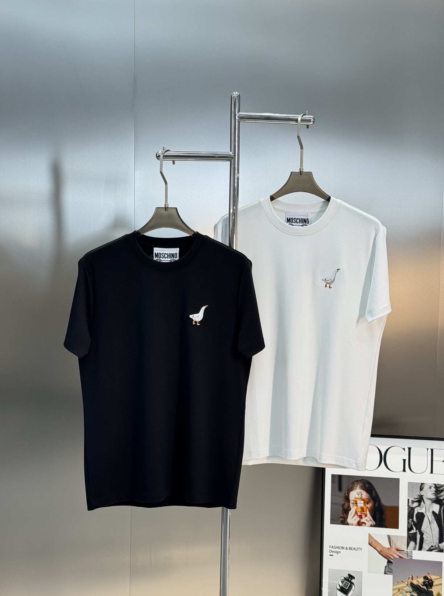 moschino（莫斯奇诺）新品莫代尔T恤！胸口大白鹅造型元素点缀衣身，立体3D绣花工艺.饱满质感清晰。