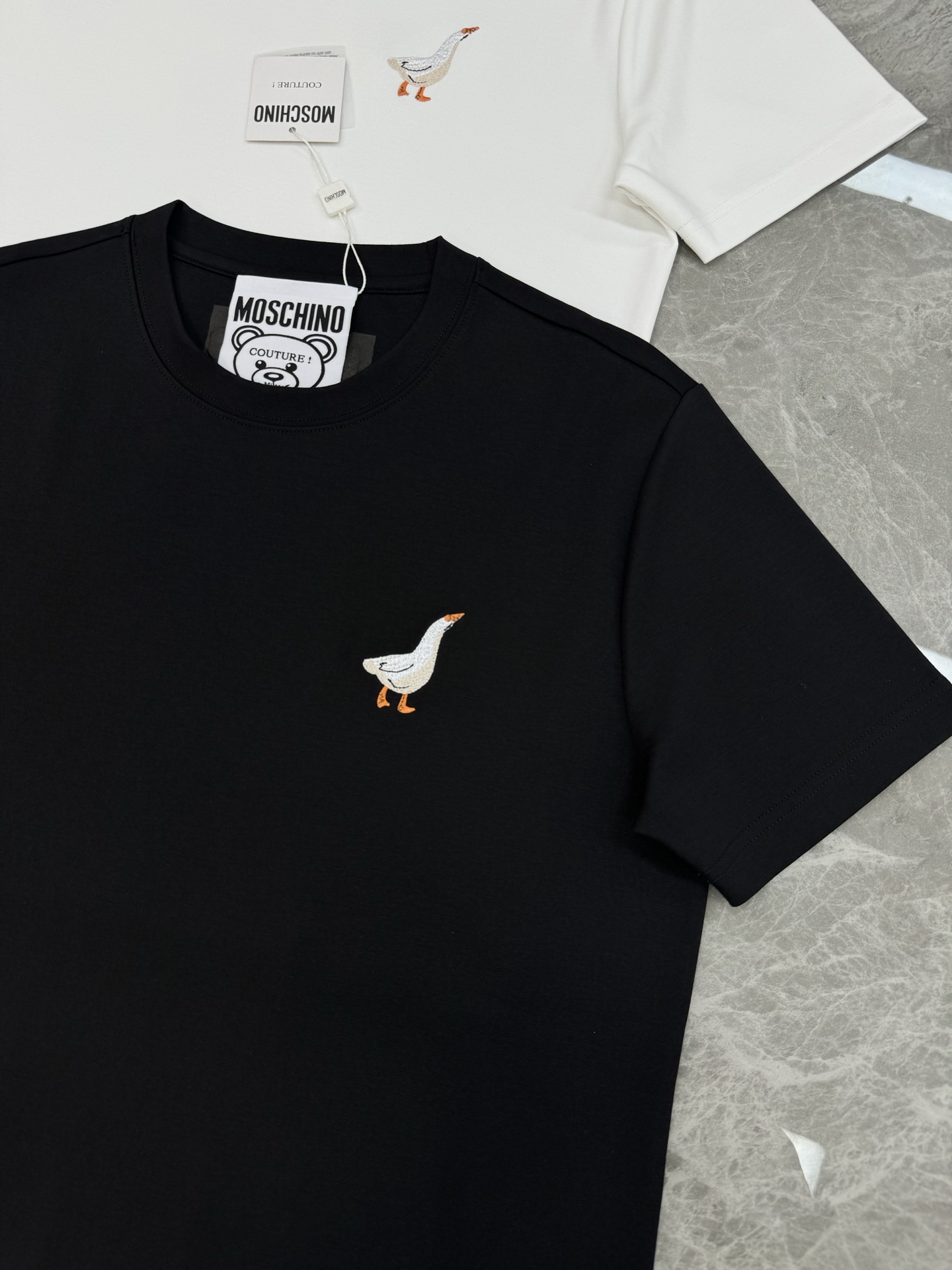 moschino（莫斯奇诺）新品莫代尔T恤！胸口大白鹅造型元素点缀衣身，立体3D绣花工艺.饱满质感清晰。