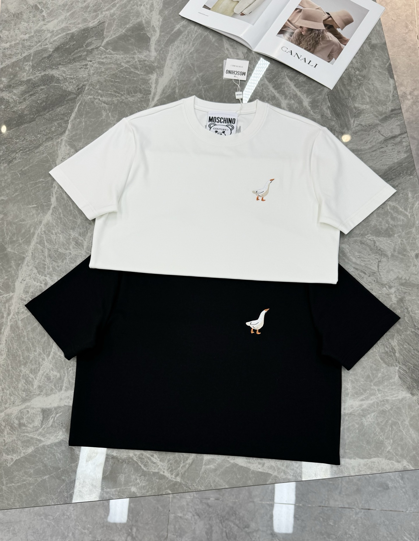 moschino（莫斯奇诺）新品莫代尔T恤！胸口大白鹅造型元素点缀衣身，立体3D绣花工艺.饱满质感清晰。