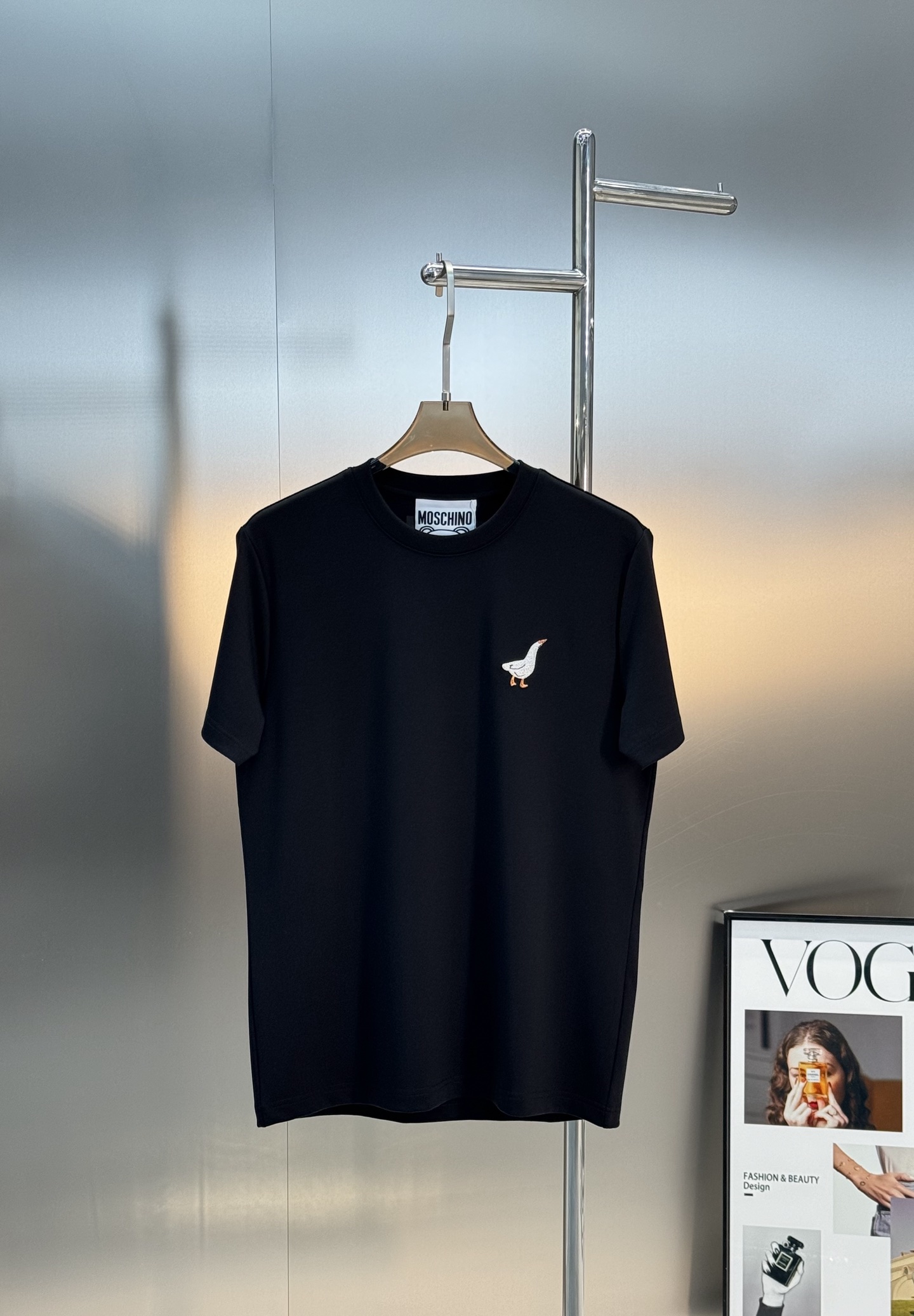 moschino（莫斯奇诺）新品莫代尔T恤！胸口大白鹅造型元素点缀衣身，立体3D绣花工艺.饱满质感清晰。