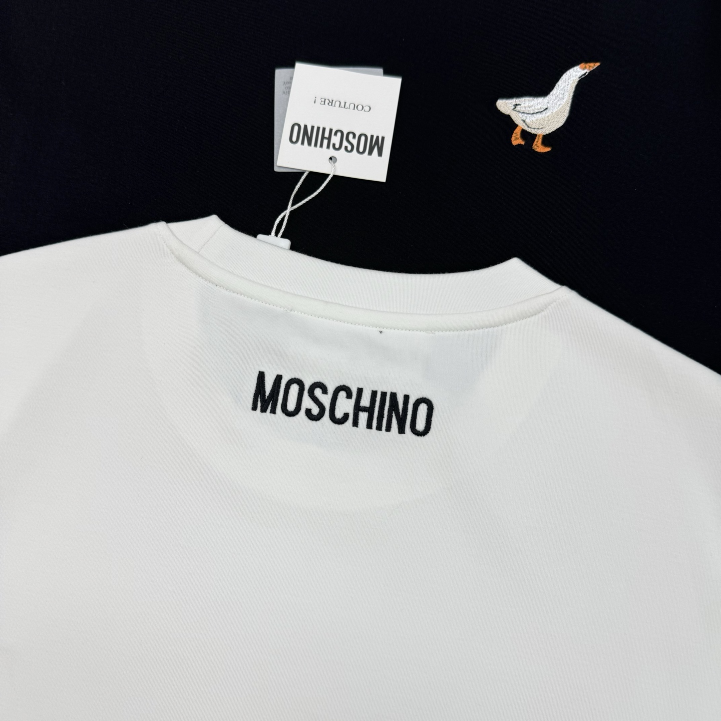 moschino（莫斯奇诺）新品莫代尔T恤！胸口大白鹅造型元素点缀衣身，立体3D绣花工艺.饱满质感清晰。
