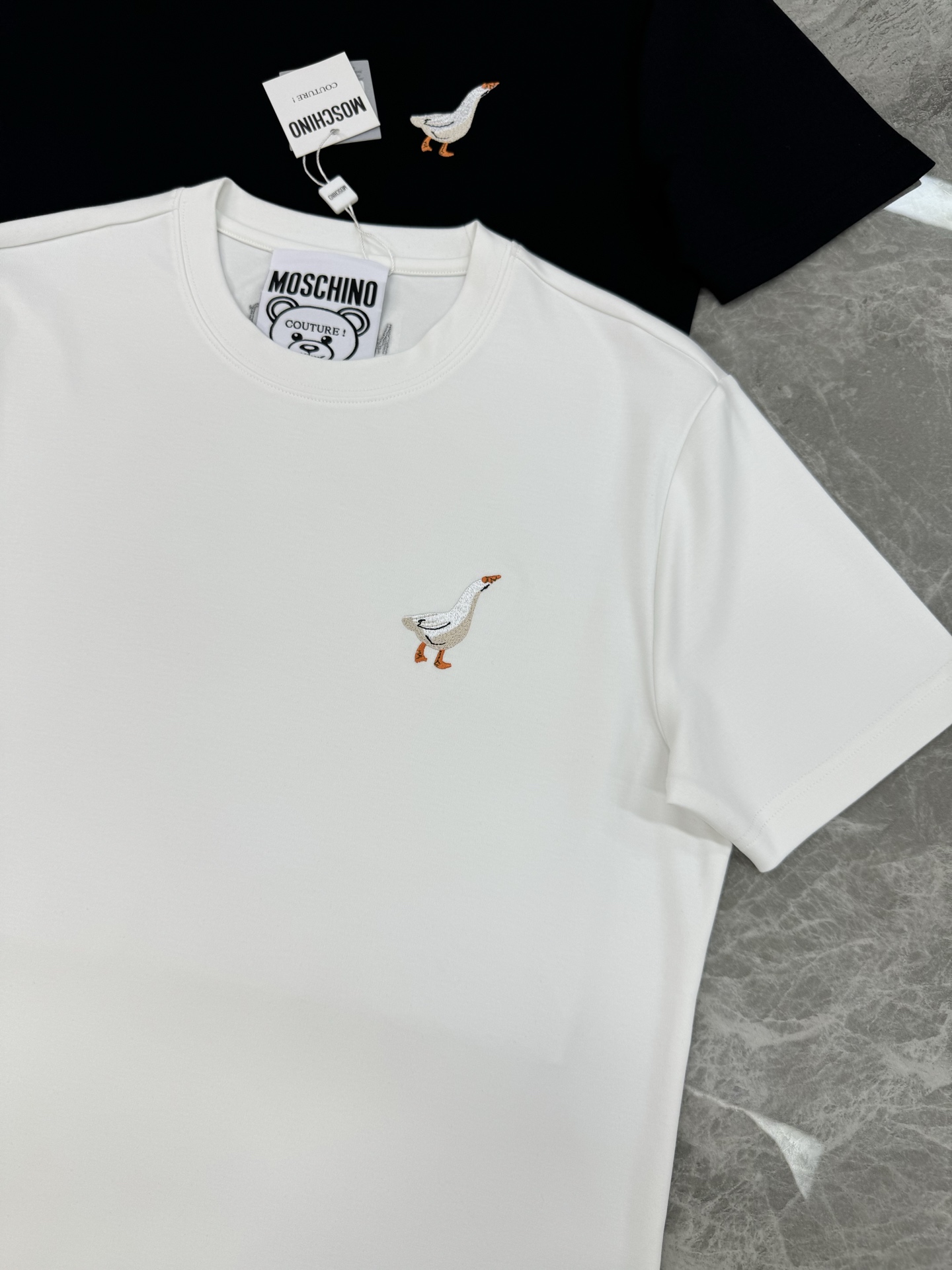 moschino（莫斯奇诺）新品莫代尔T恤！胸口大白鹅造型元素点缀衣身，立体3D绣花工艺.饱满质感清晰。