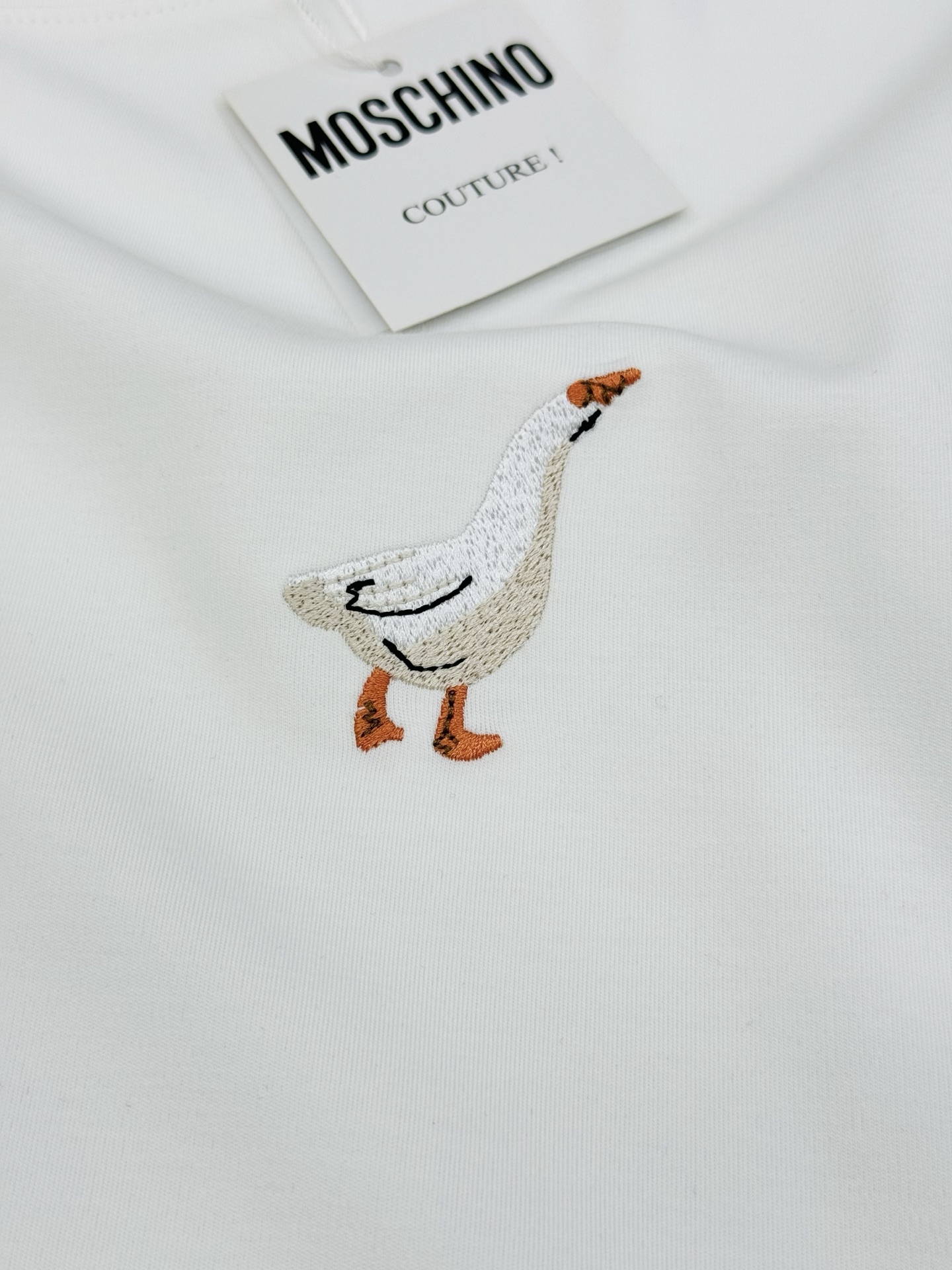 moschino（莫斯奇诺）新品莫代尔T恤！胸口大白鹅造型元素点缀衣身，立体3D绣花工艺.饱满质感清晰。