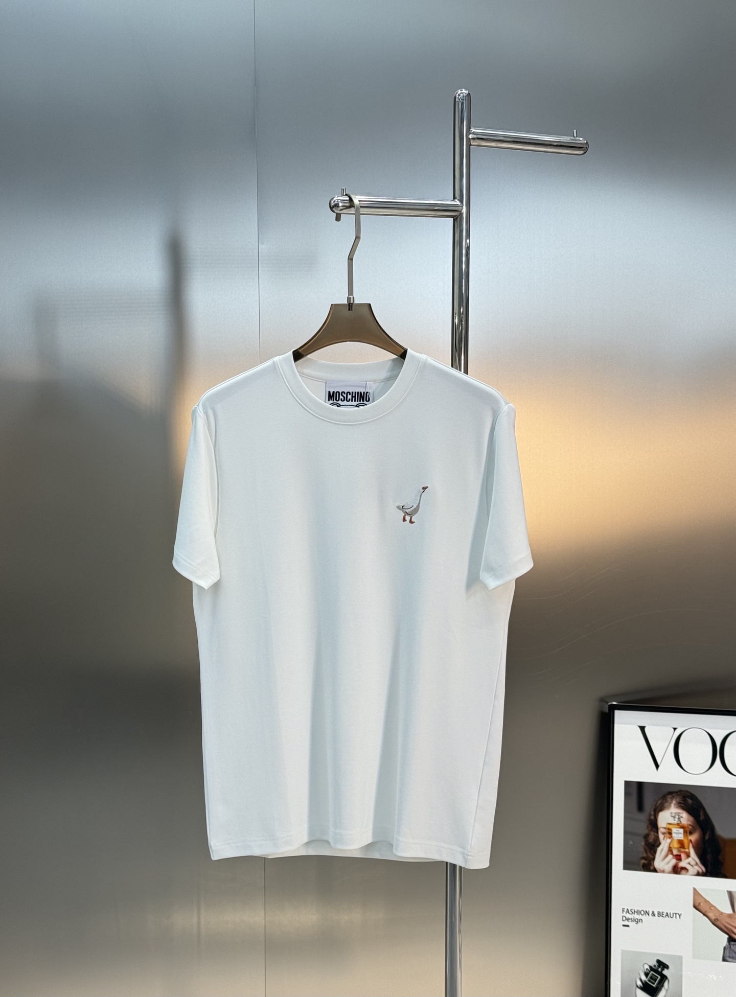 moschino（莫斯奇诺）新品莫代尔T恤！胸口大白鹅造型元素点缀衣身，立体3D绣花工艺.饱满质感清晰。