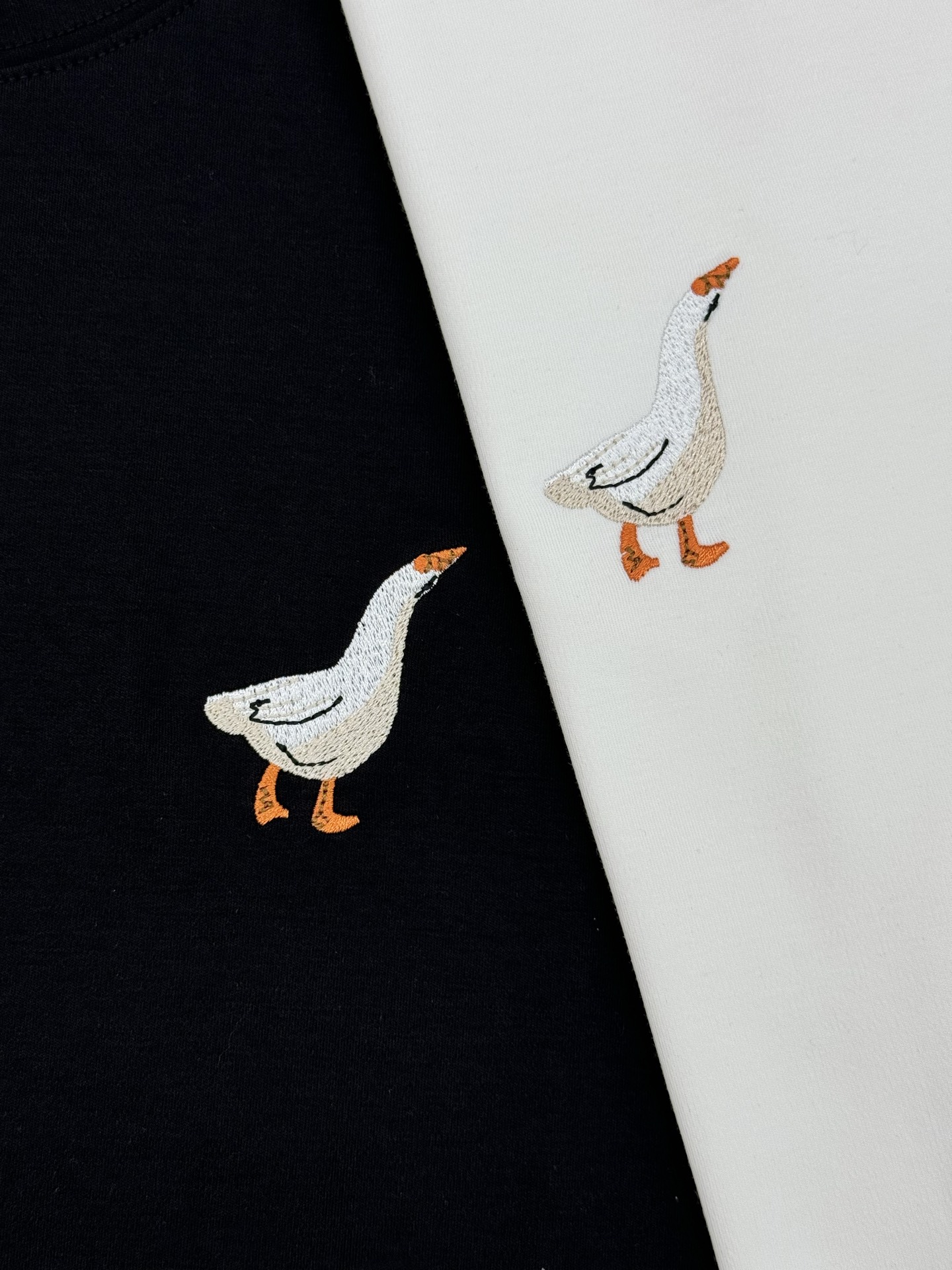 moschino（莫斯奇诺）新品莫代尔T恤！胸口大白鹅造型元素点缀衣身，立体3D绣花工艺.饱满质感清晰。