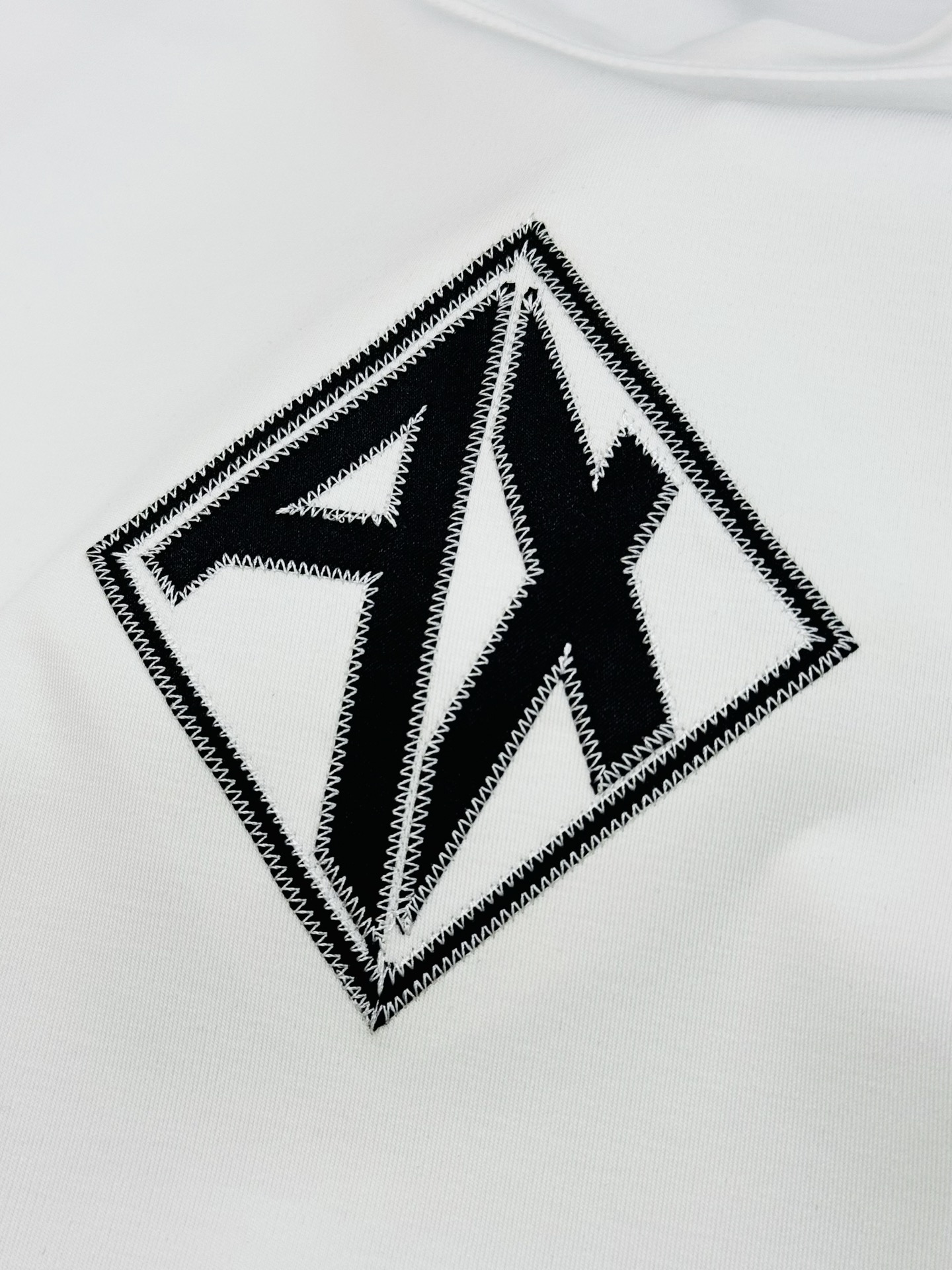ARMANI*AX*阿玛尼新款莫代尔T恤.经典之作～搭载经典徽标AX造型.搭配品牌字母标识.胸前辨识度颇