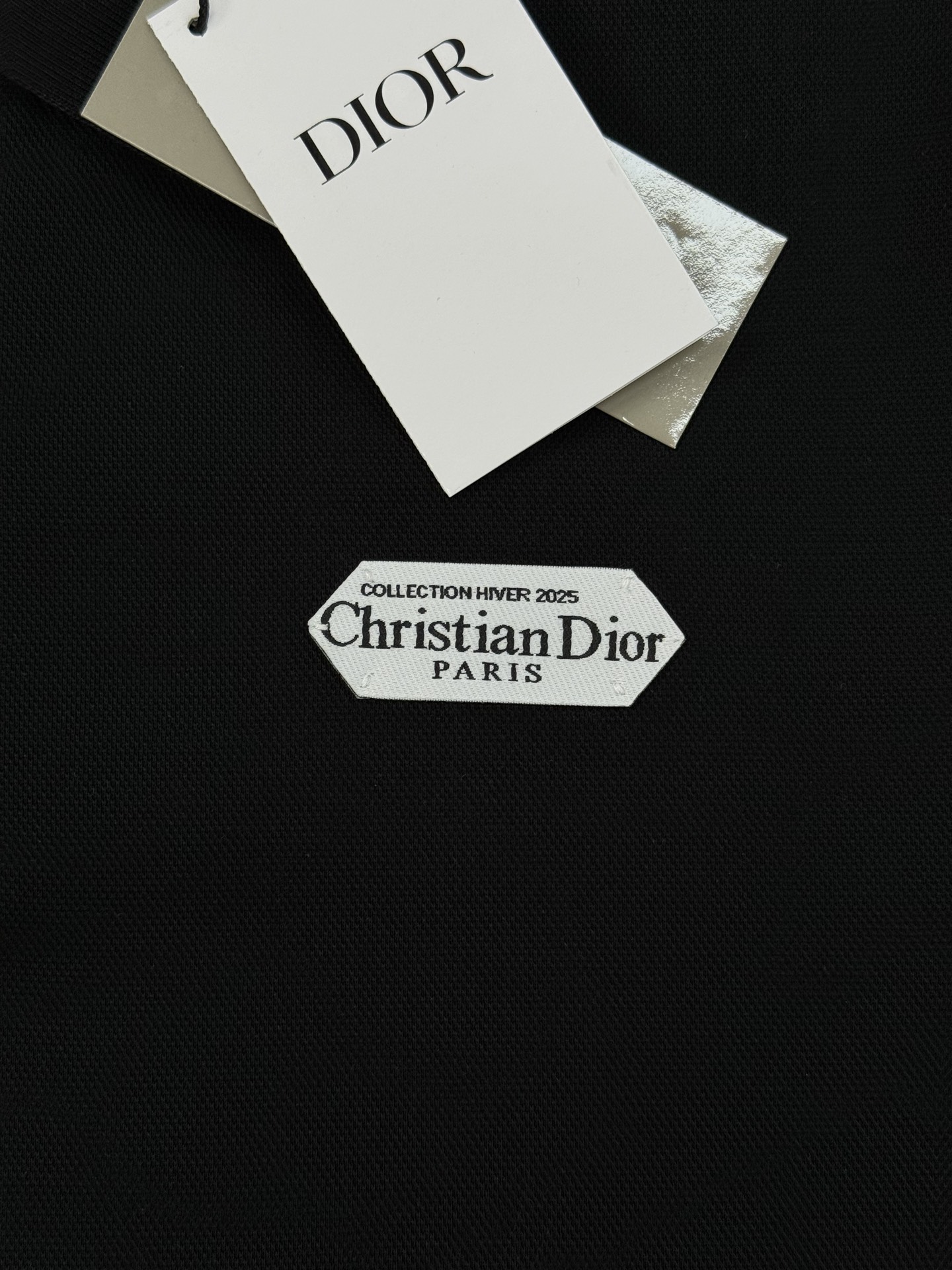 Christian Dior迪奥新款翻领POLO衫👨🏻这款POLO衫来自Dior，翻领设计，简约又高级!