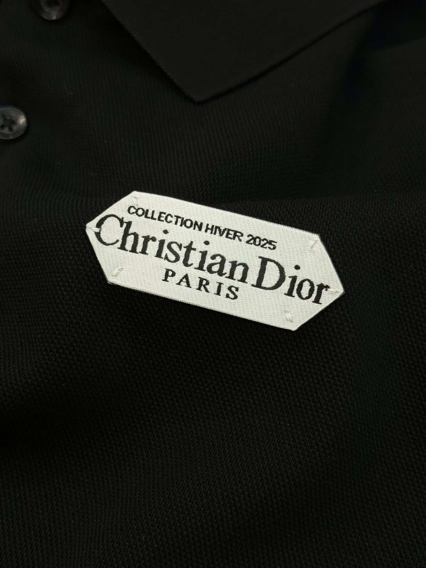 Christian Dior迪奥新款翻领POLO衫👨🏻这款POLO衫来自Dior，翻领设计，简约又高级!