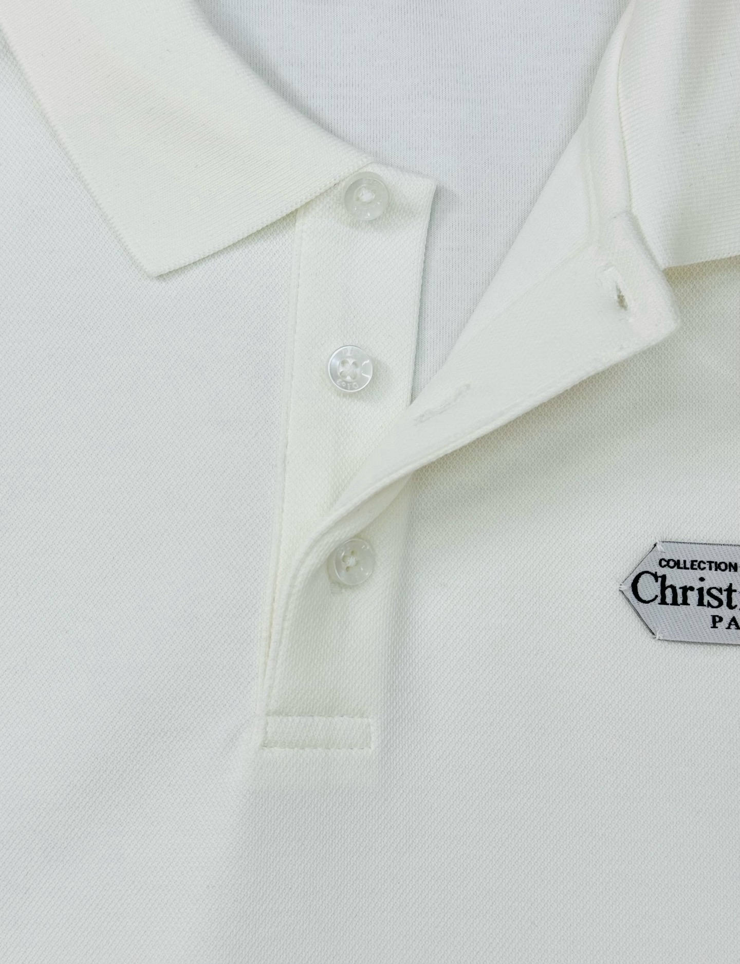 Christian Dior迪奥新款翻领POLO衫👨🏻这款POLO衫来自Dior，翻领设计，简约又高级!
