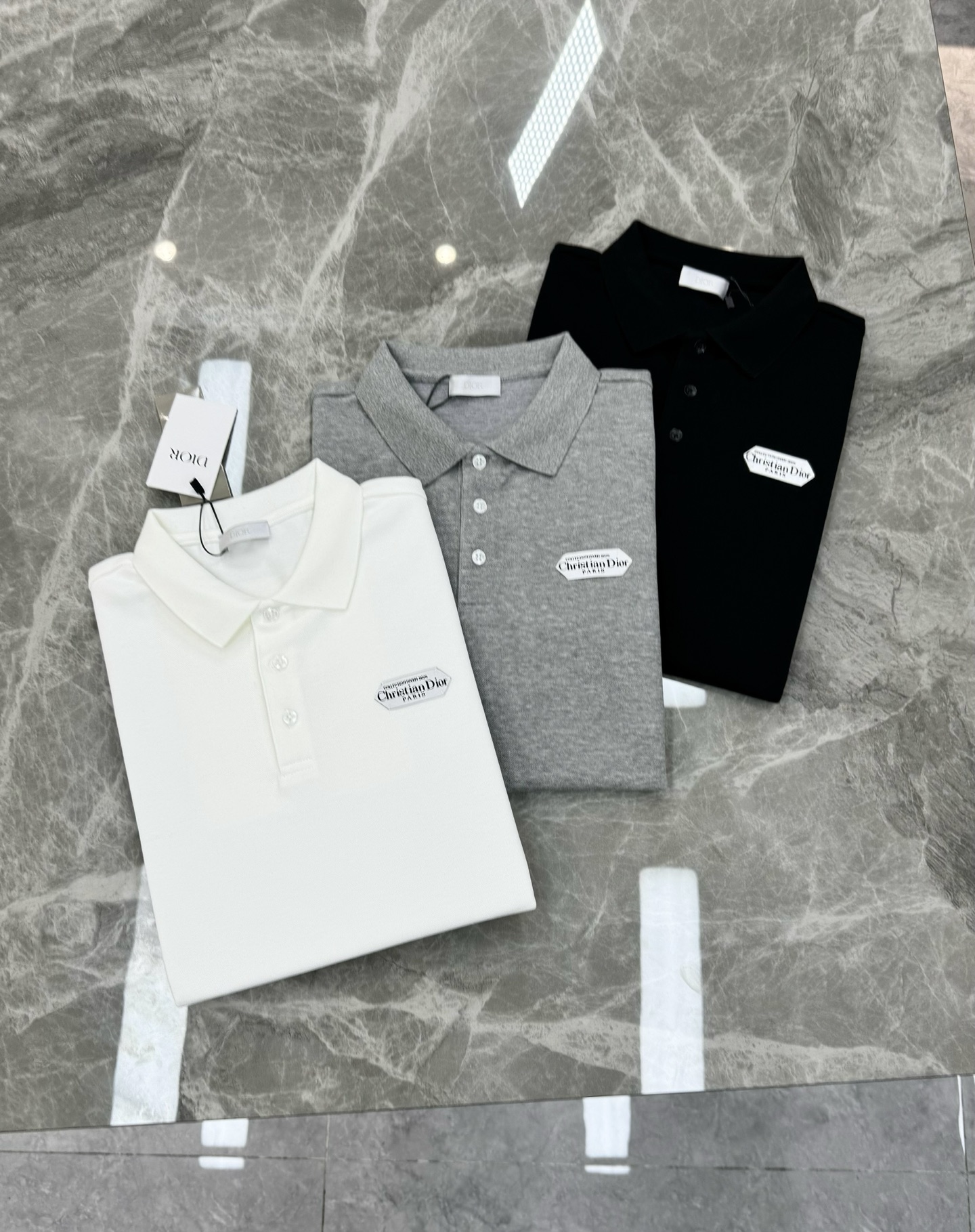Christian Dior迪奥新款翻领POLO衫👨🏻这款POLO衫来自Dior，翻领设计，简约又高级!