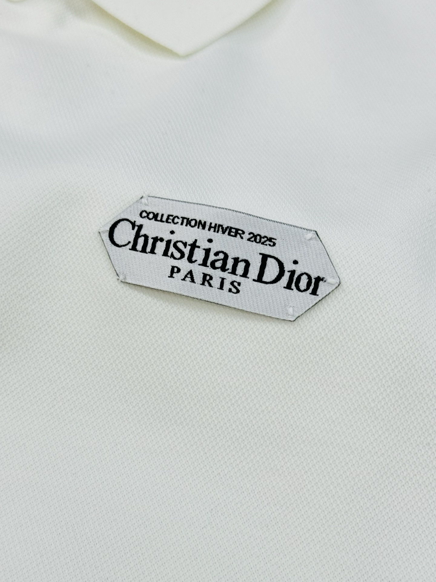 Christian Dior迪奥新款翻领POLO衫👨🏻这款POLO衫来自Dior，翻领设计，简约又高级!