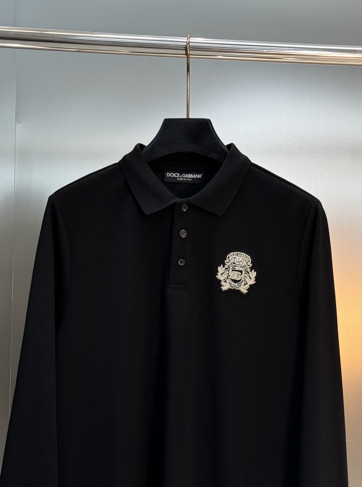 Dolce & Gabbana 杜嘉班纳新品长袖 Polo衫，经典翻领+三颗原版纽扣，胸前精致刺绣徽章，