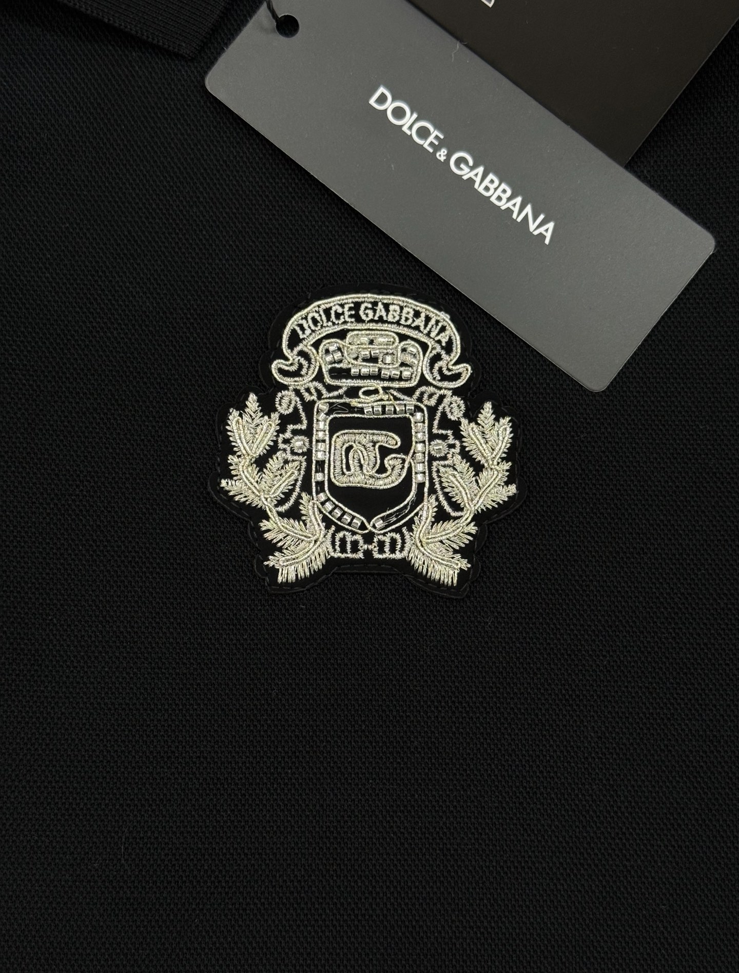Dolce & Gabbana 杜嘉班纳新品长袖 Polo衫，经典翻领+三颗原版纽扣，胸前精致刺绣徽章，