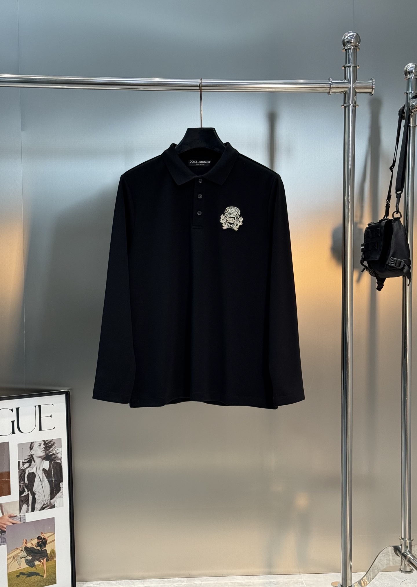 Dolce & Gabbana 杜嘉班纳新品长袖 Polo衫，经典翻领+三颗原版纽扣，胸前精致刺绣徽章，