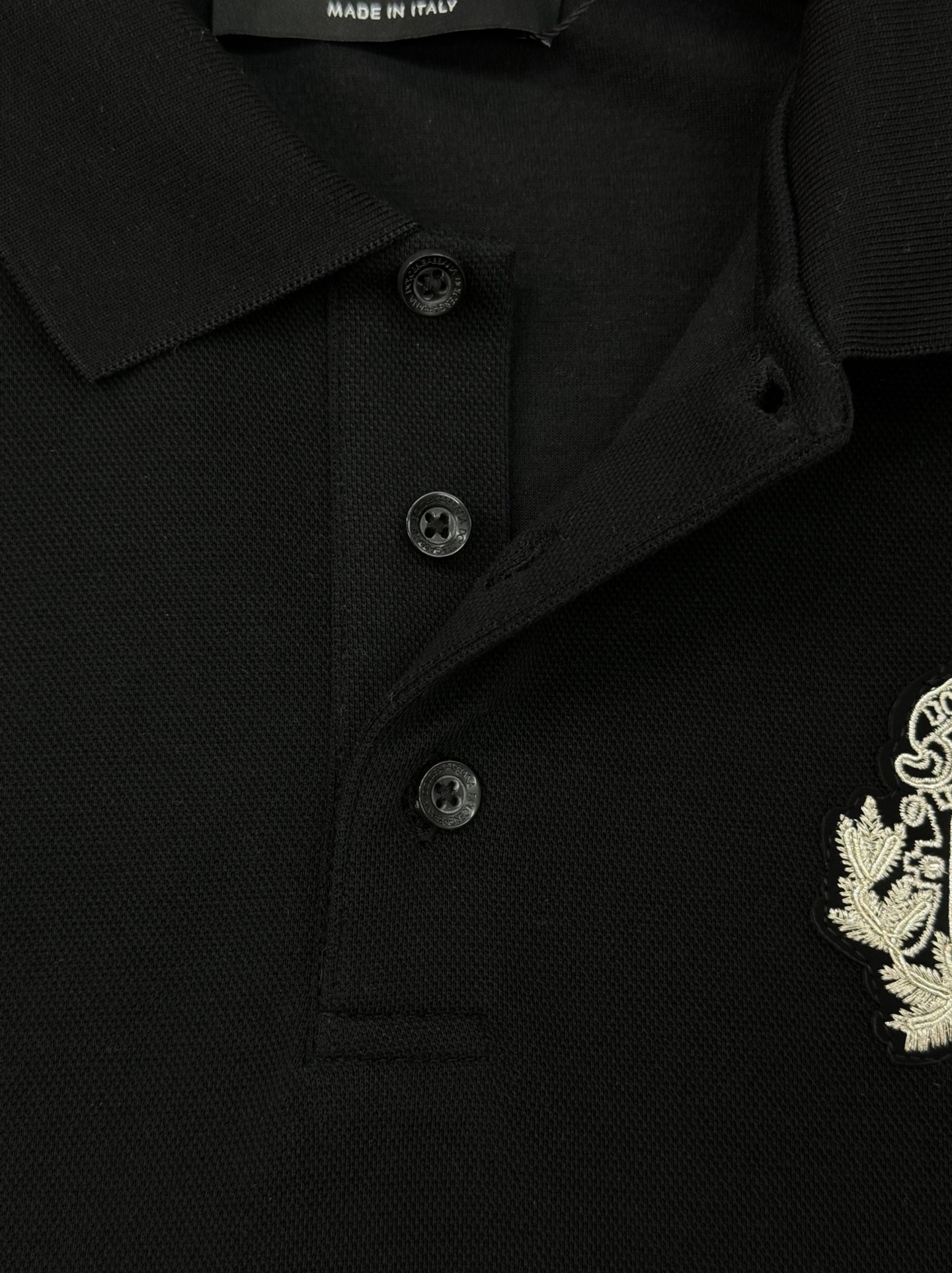Dolce & Gabbana 杜嘉班纳新品长袖 Polo衫，经典翻领+三颗原版纽扣，胸前精致刺绣徽章，