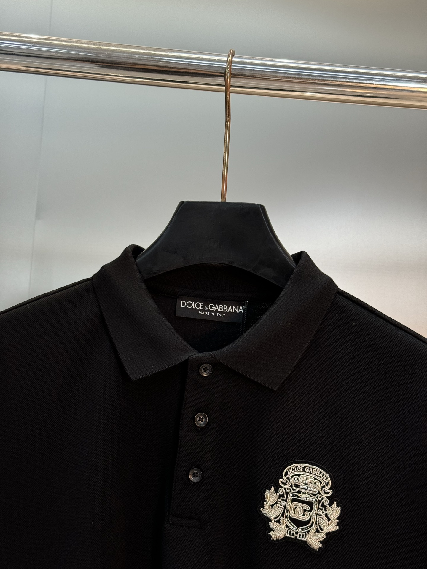 Dolce & Gabbana 杜嘉班纳新品长袖 Polo衫，经典翻领+三颗原版纽扣，胸前精致刺绣徽章，