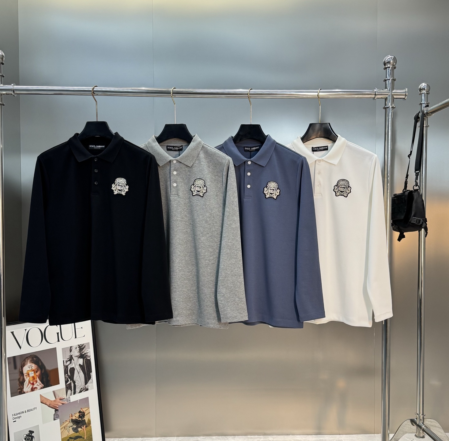 Dolce & Gabbana 杜嘉班纳新品长袖 Polo衫，经典翻领+三颗原版纽扣，胸前精致刺绣徽章，