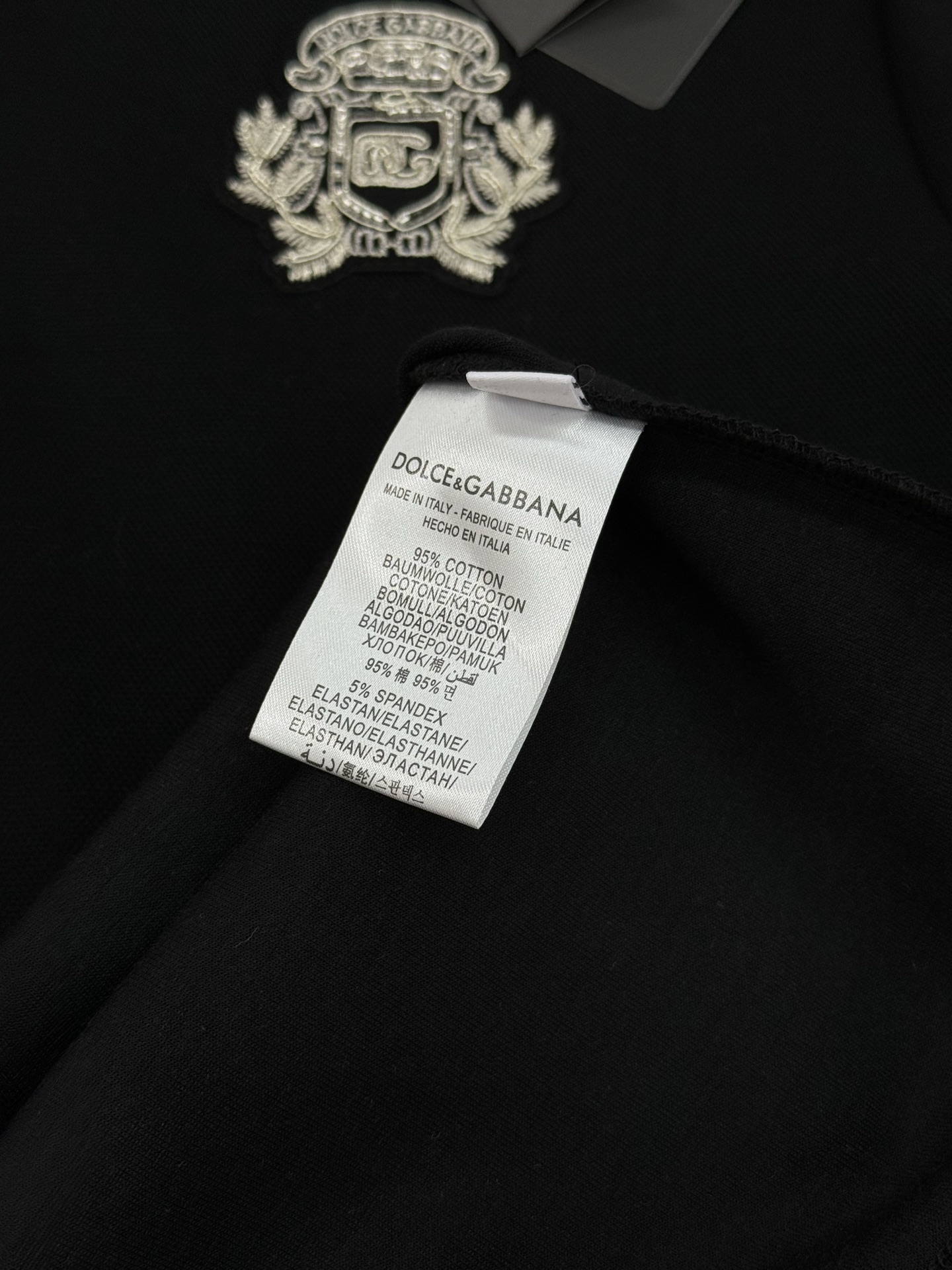 Dolce & Gabbana 杜嘉班纳新品长袖 Polo衫，经典翻领+三颗原版纽扣，胸前精致刺绣徽章，