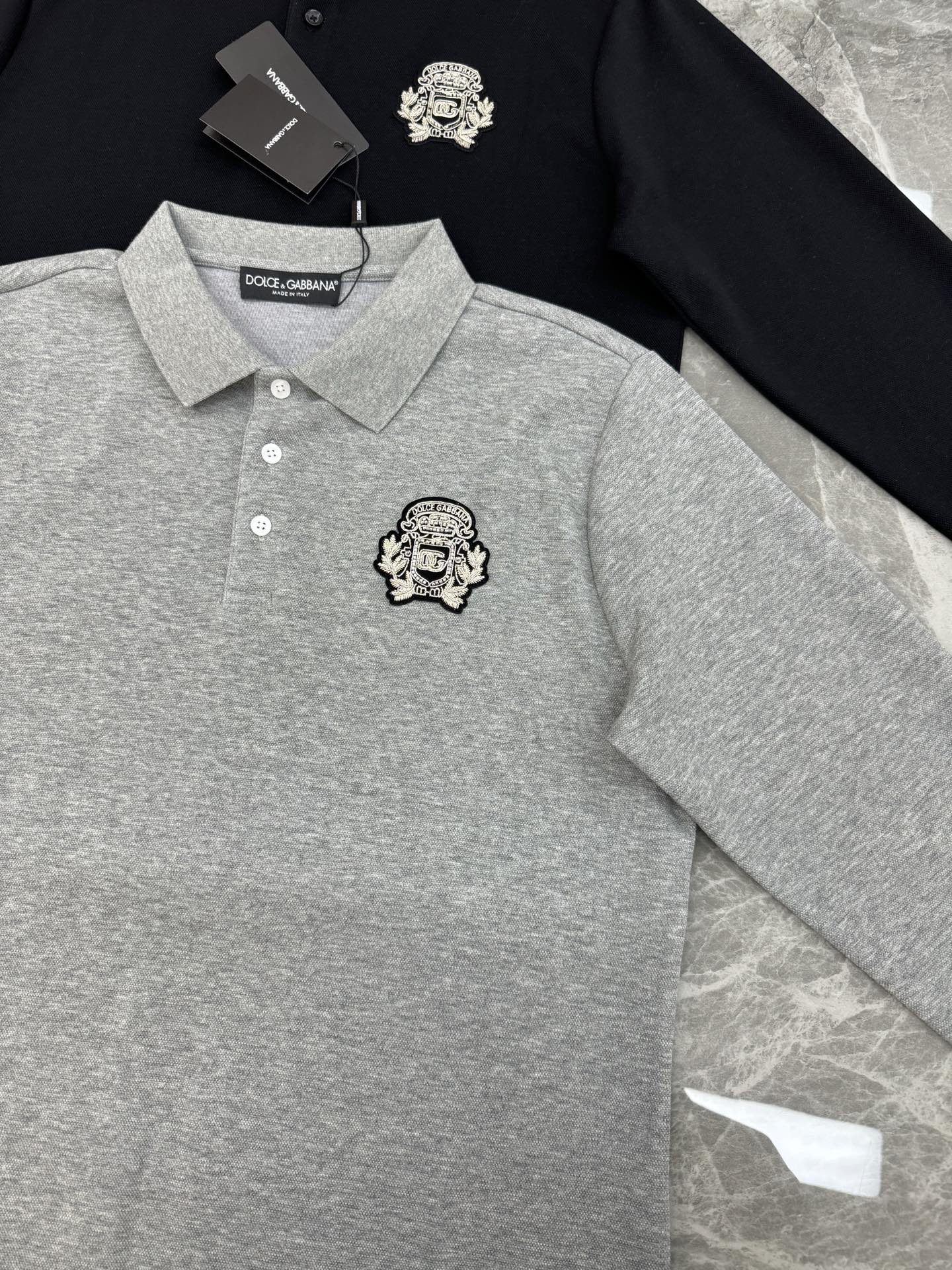 Dolce & Gabbana 杜嘉班纳新品长袖 Polo衫，经典翻领+三颗原版纽扣，胸前精致刺绣徽章，