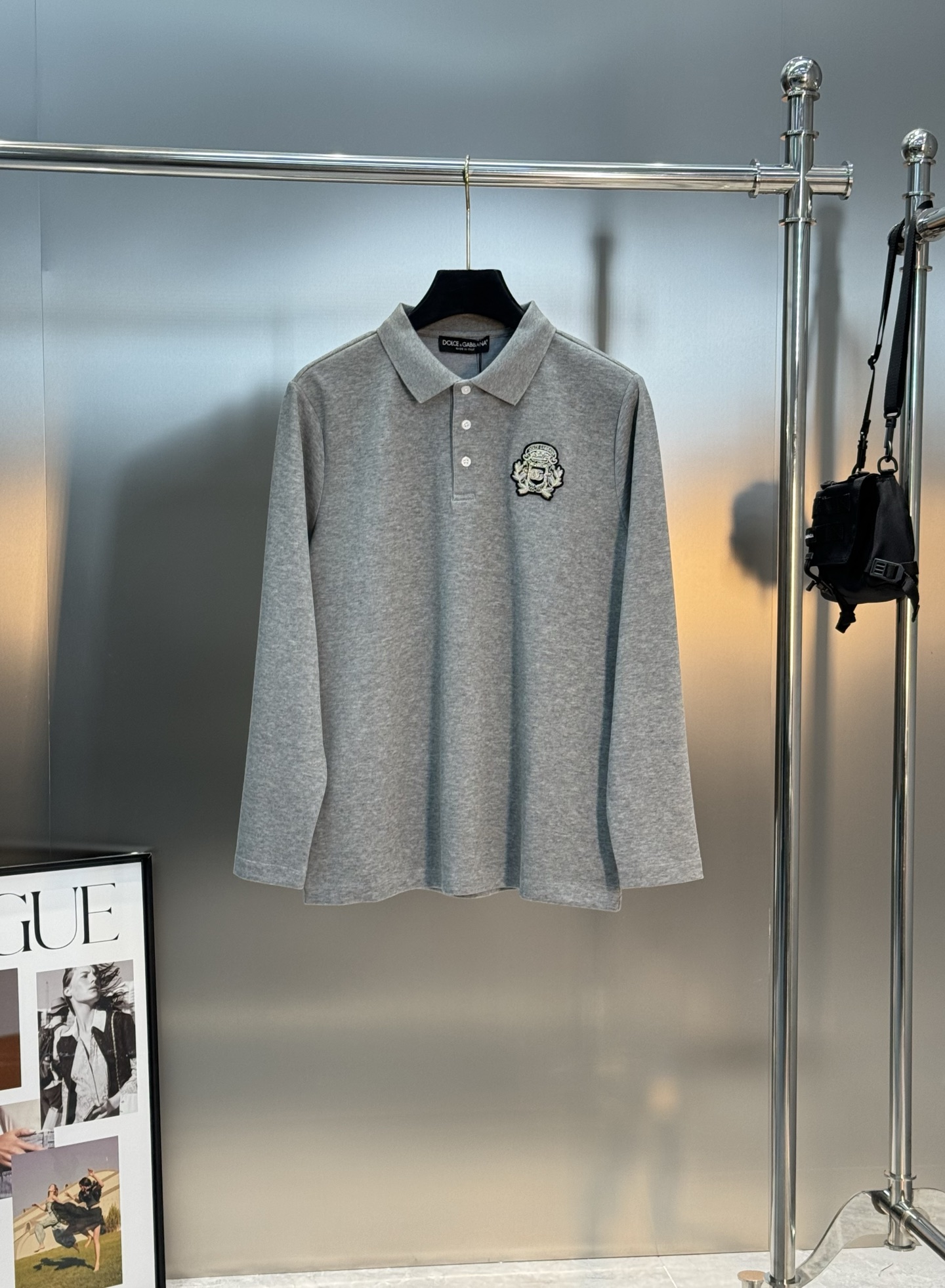 Dolce & Gabbana 杜嘉班纳新品长袖 Polo衫，经典翻领+三颗原版纽扣，胸前精致刺绣徽章，