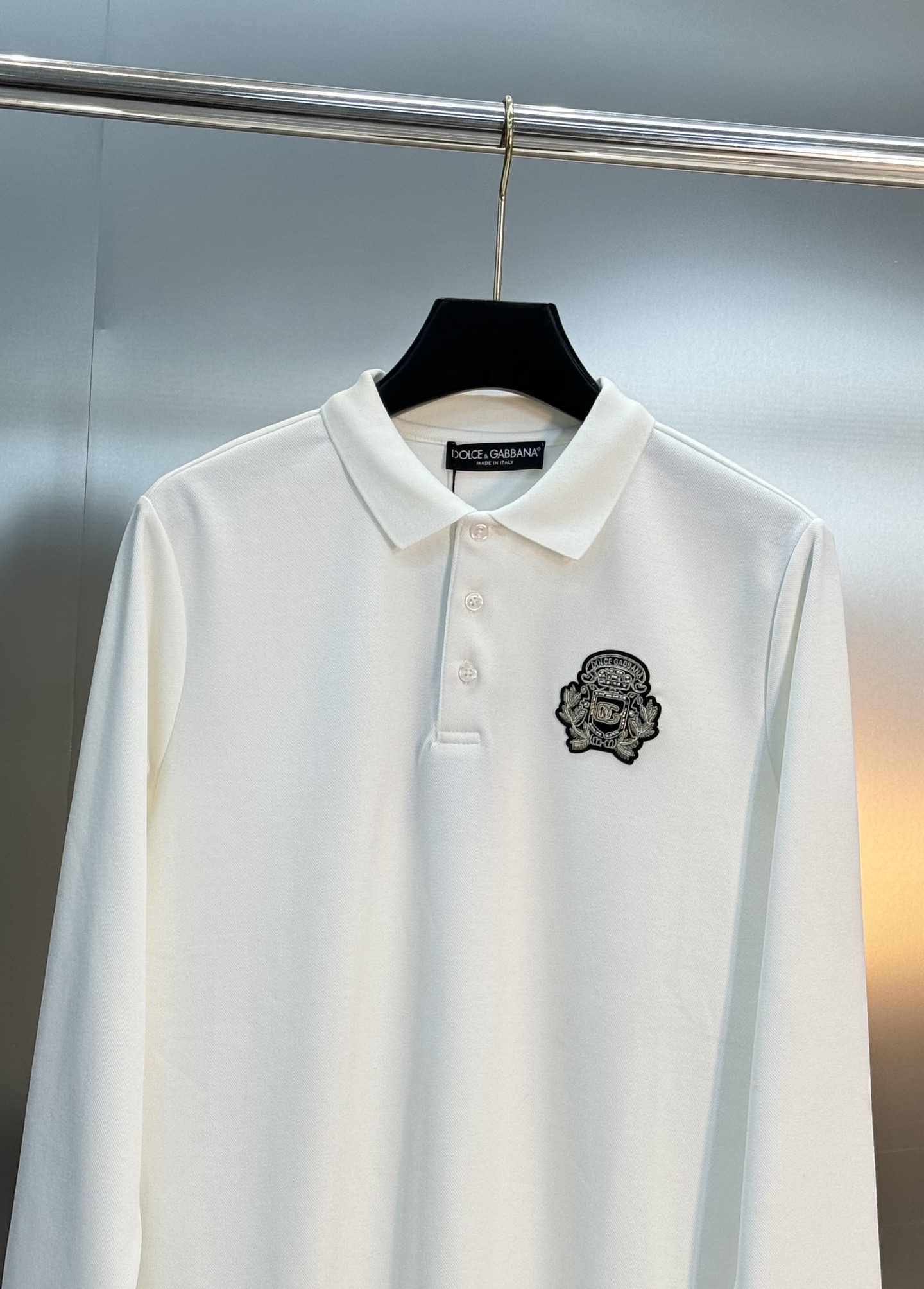 Dolce & Gabbana 杜嘉班纳新品长袖 Polo衫，经典翻领+三颗原版纽扣，胸前精致刺绣徽章，