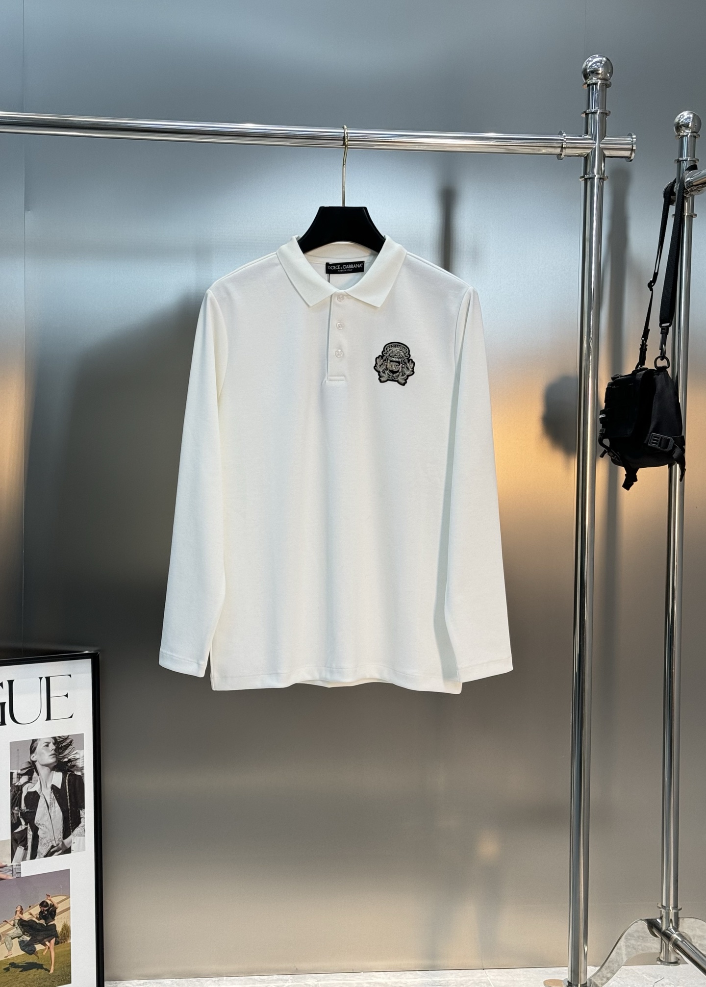 Dolce & Gabbana 杜嘉班纳新品长袖 Polo衫，经典翻领+三颗原版纽扣，胸前精致刺绣徽章，