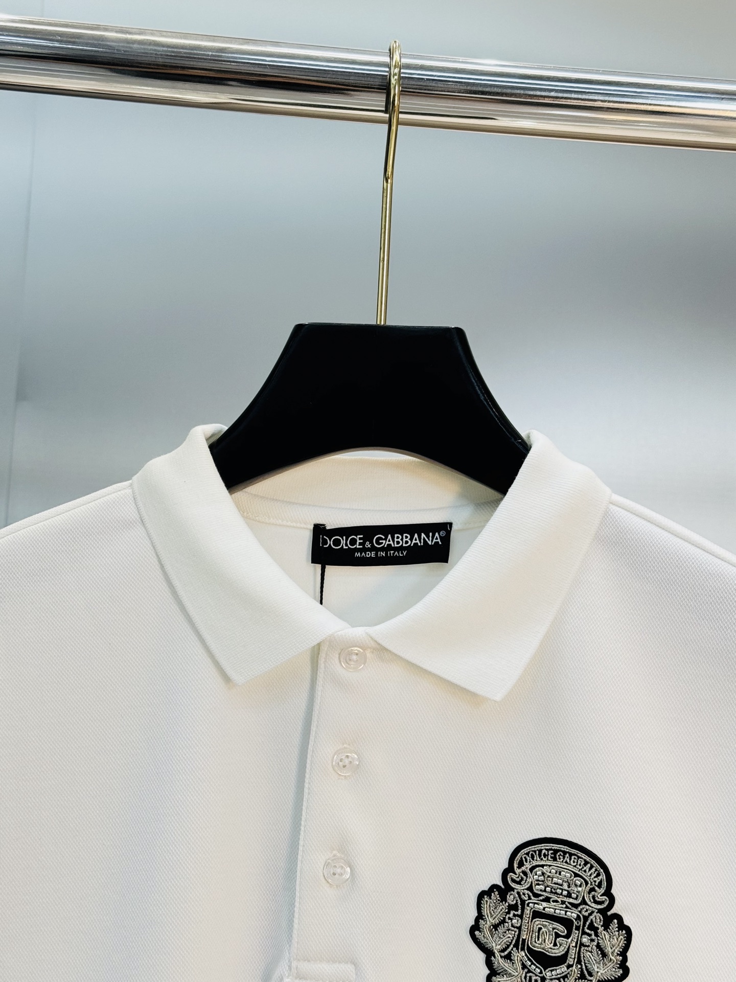 Dolce & Gabbana 杜嘉班纳新品长袖 Polo衫，经典翻领+三颗原版纽扣，胸前精致刺绣徽章，