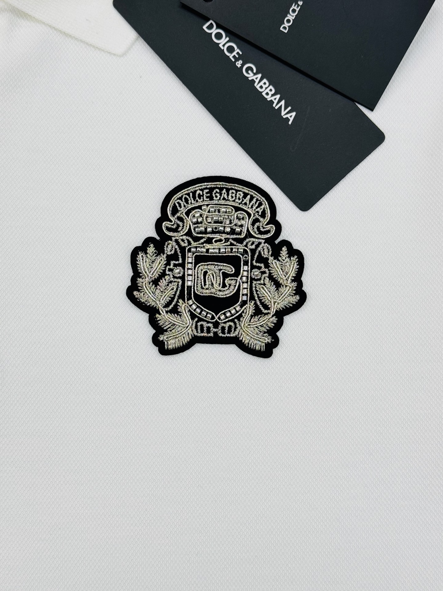 Dolce & Gabbana 杜嘉班纳新品长袖 Polo衫，经典翻领+三颗原版纽扣，胸前精致刺绣徽章，