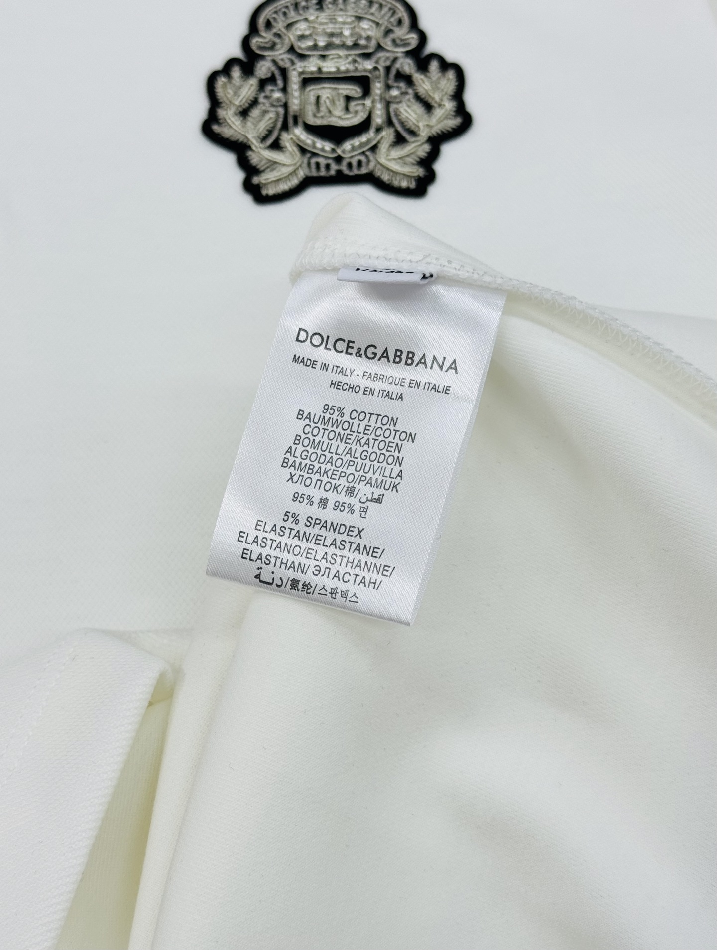 Dolce & Gabbana 杜嘉班纳新品长袖 Polo衫，经典翻领+三颗原版纽扣，胸前精致刺绣徽章，