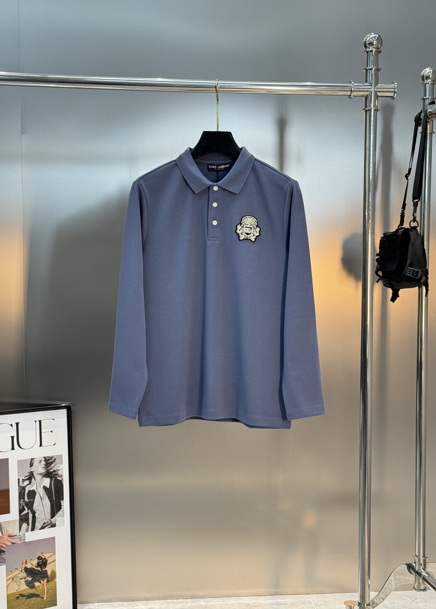 Dolce & Gabbana 杜嘉班纳新品长袖 Polo衫，经典翻领+三颗原版纽扣，胸前精致刺绣徽章，