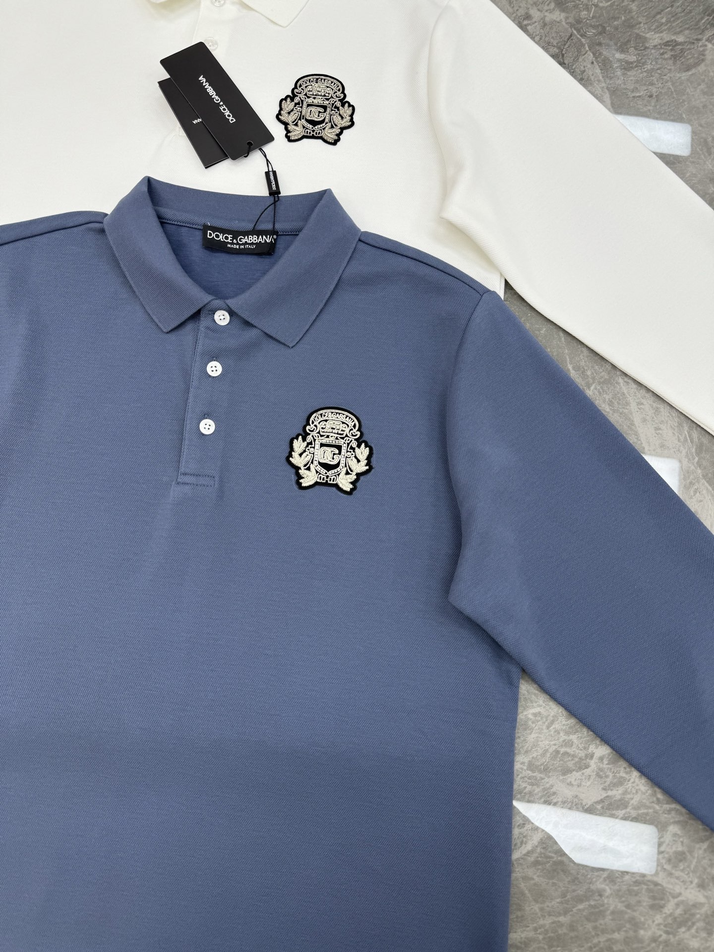 Dolce & Gabbana 杜嘉班纳新品长袖 Polo衫，经典翻领+三颗原版纽扣，胸前精致刺绣徽章，