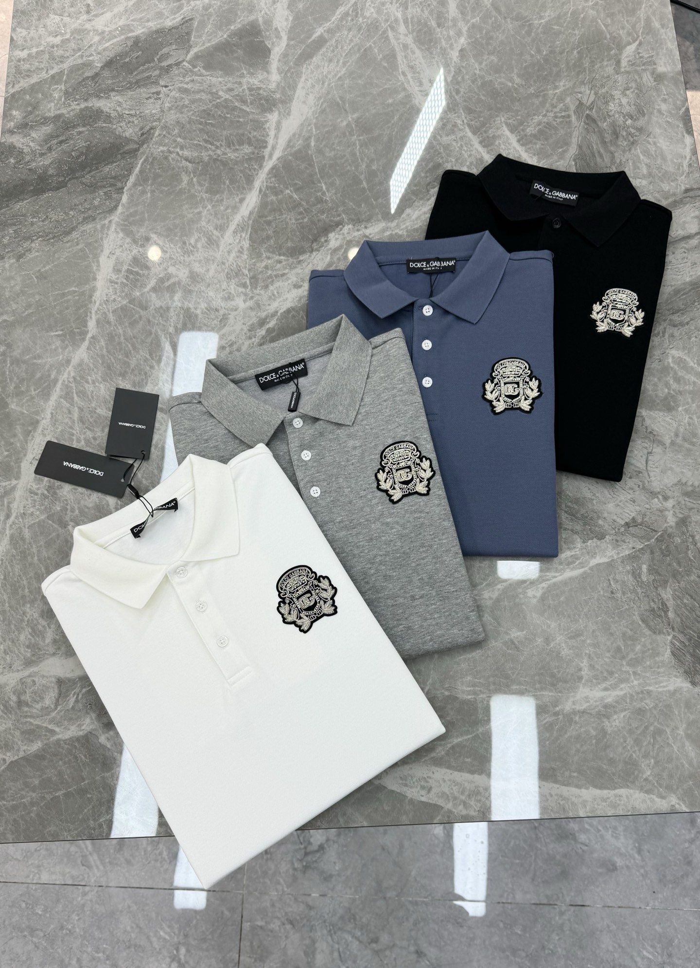 Dolce & Gabbana 杜嘉班纳新品长袖 Polo衫，经典翻领+三颗原版纽扣，胸前精致刺绣徽章，