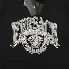 Versace范思哲新款胸口徽标logo装饰连帽卫衣,简约时尚的设计,宽松休闲的版型,散发出属于南法风情 Versace范思哲新款胸口徽标logo装饰连帽卫衣,简约时尚的设计,宽松休闲的版型,散发出属于南法风情