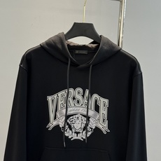 Versace范思哲新款胸口徽标logo装饰连帽卫衣,简约时尚的设计,宽松休闲的版型,散发出属于南法风情 Versace范思哲新款胸口徽标logo装饰连帽卫衣,简约时尚的设计,宽松休闲的版型,散发出属于南法风情