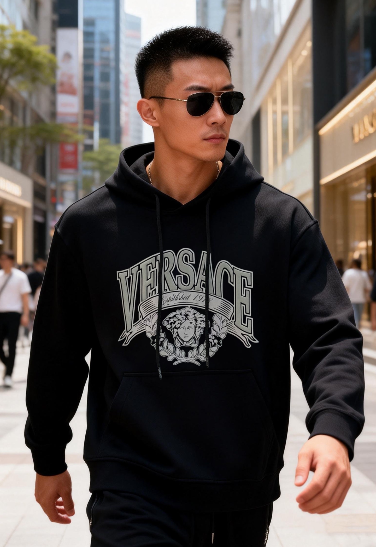Versace范思哲新款胸口徽标logo装饰连帽卫衣，简约时尚的设计，宽松休闲的版型，散发出属于南法风情