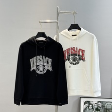 Versace范思哲新款胸口徽标logo装饰连帽卫衣,简约时尚的设计,宽松休闲的版型,散发出属于南法风情 Versace范思哲新款胸口徽标logo装饰连帽卫衣,简约时尚的设计,宽松休闲的版型,散发出属于南法风情
