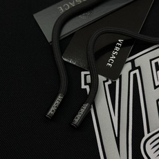 Versace范思哲新款胸口徽标logo装饰连帽卫衣,简约时尚的设计,宽松休闲的版型,散发出属于南法风情 Versace范思哲新款胸口徽标logo装饰连帽卫衣,简约时尚的设计,宽松休闲的版型,散发出属于南法风情